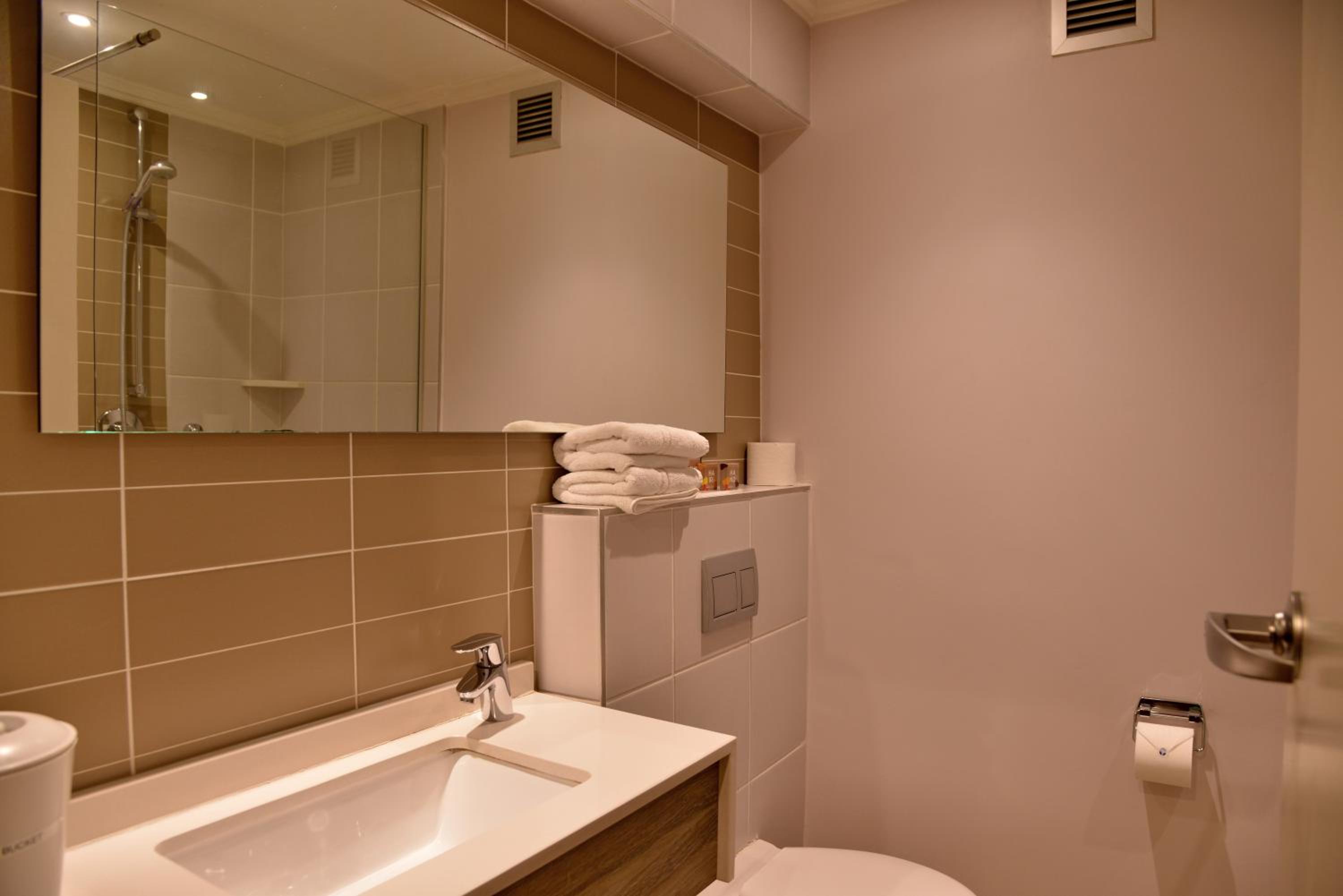 Twin Room - Non-Smoking photo 2