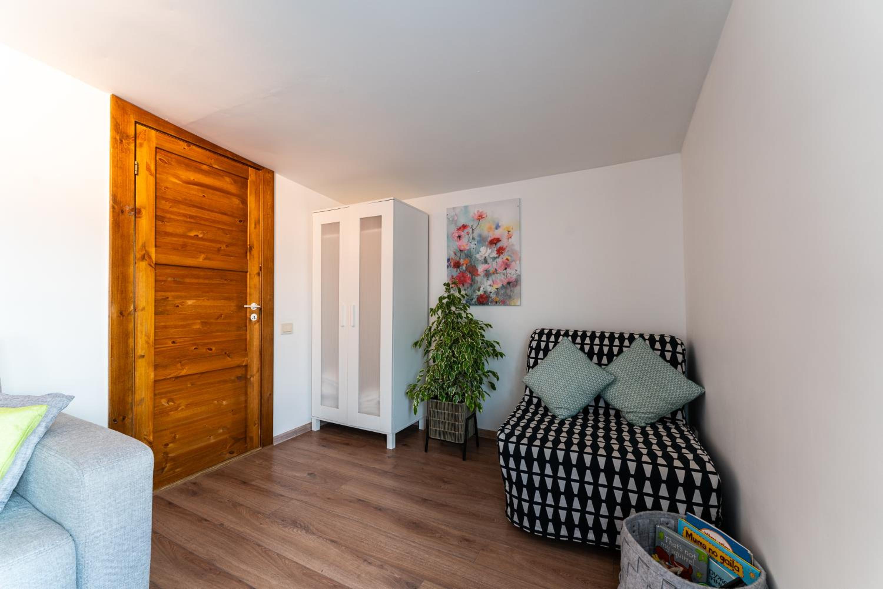 Apartment with Terrace - Photo 27