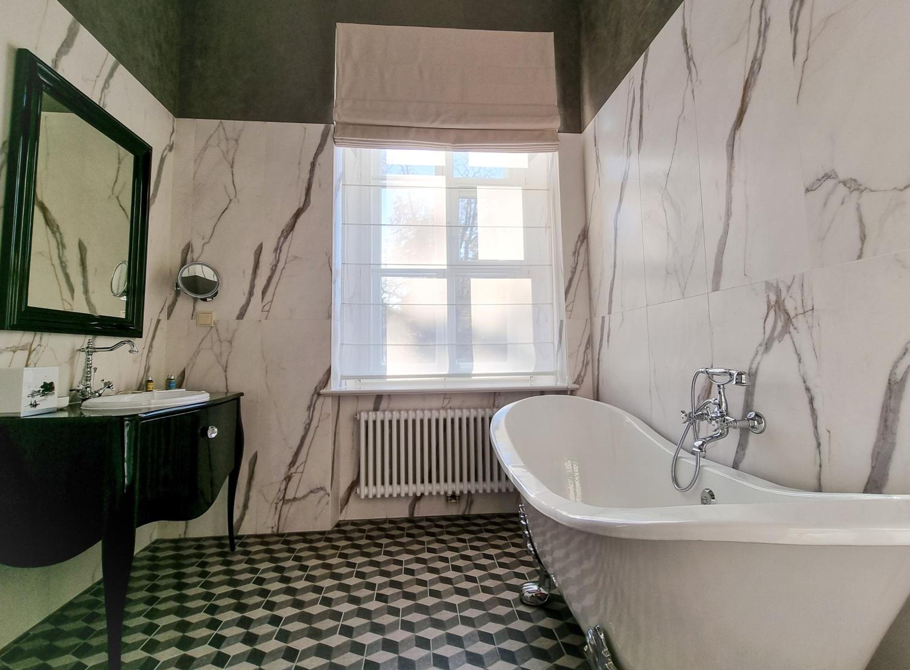 Deluxe Double Room with Bath - Photo 3
