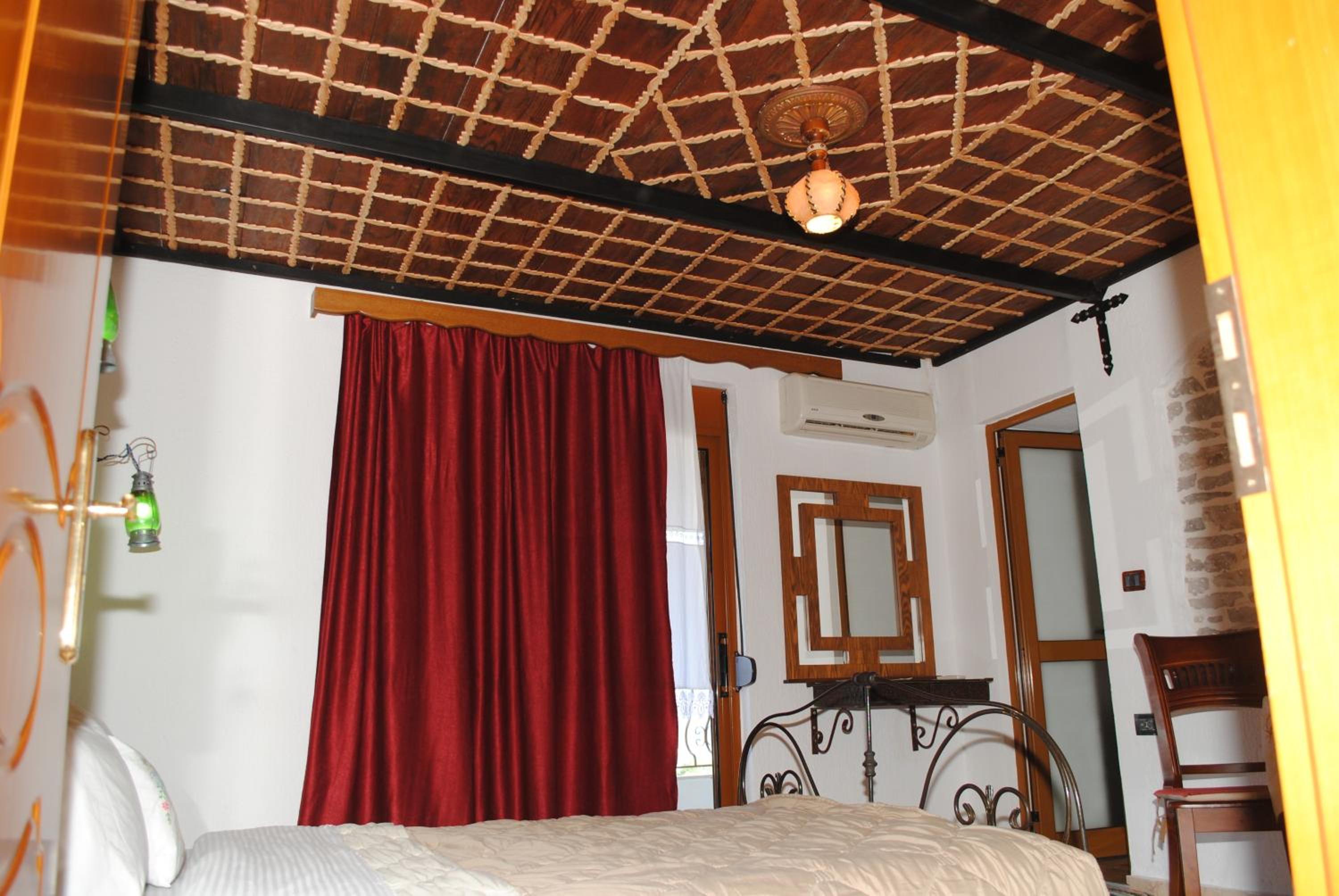 Deluxe Double Room (2 Adults + 1 Child) photo 1