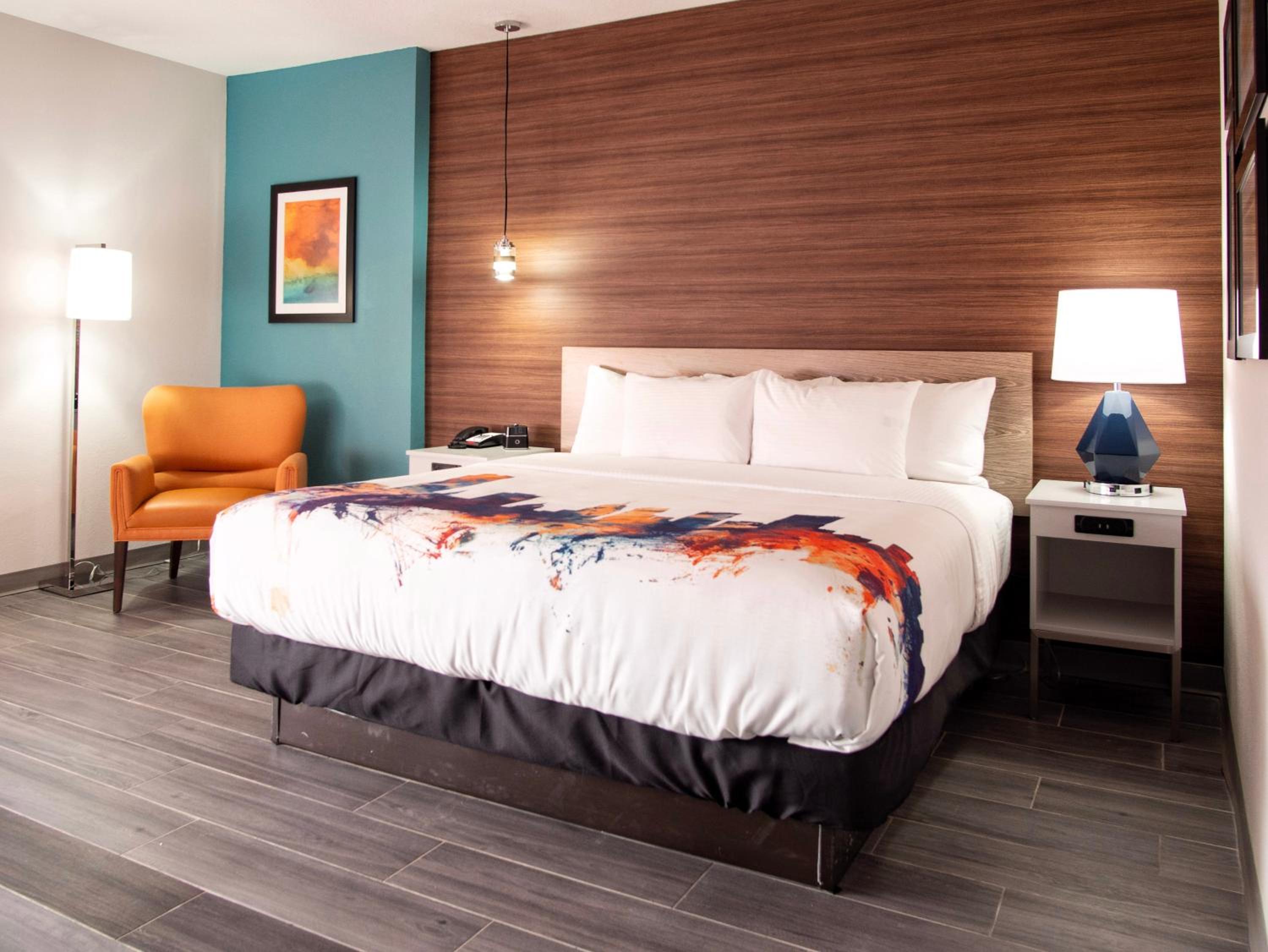 King Room with Mobility/Hearing Impaired Access - Non-Smoking photo 3