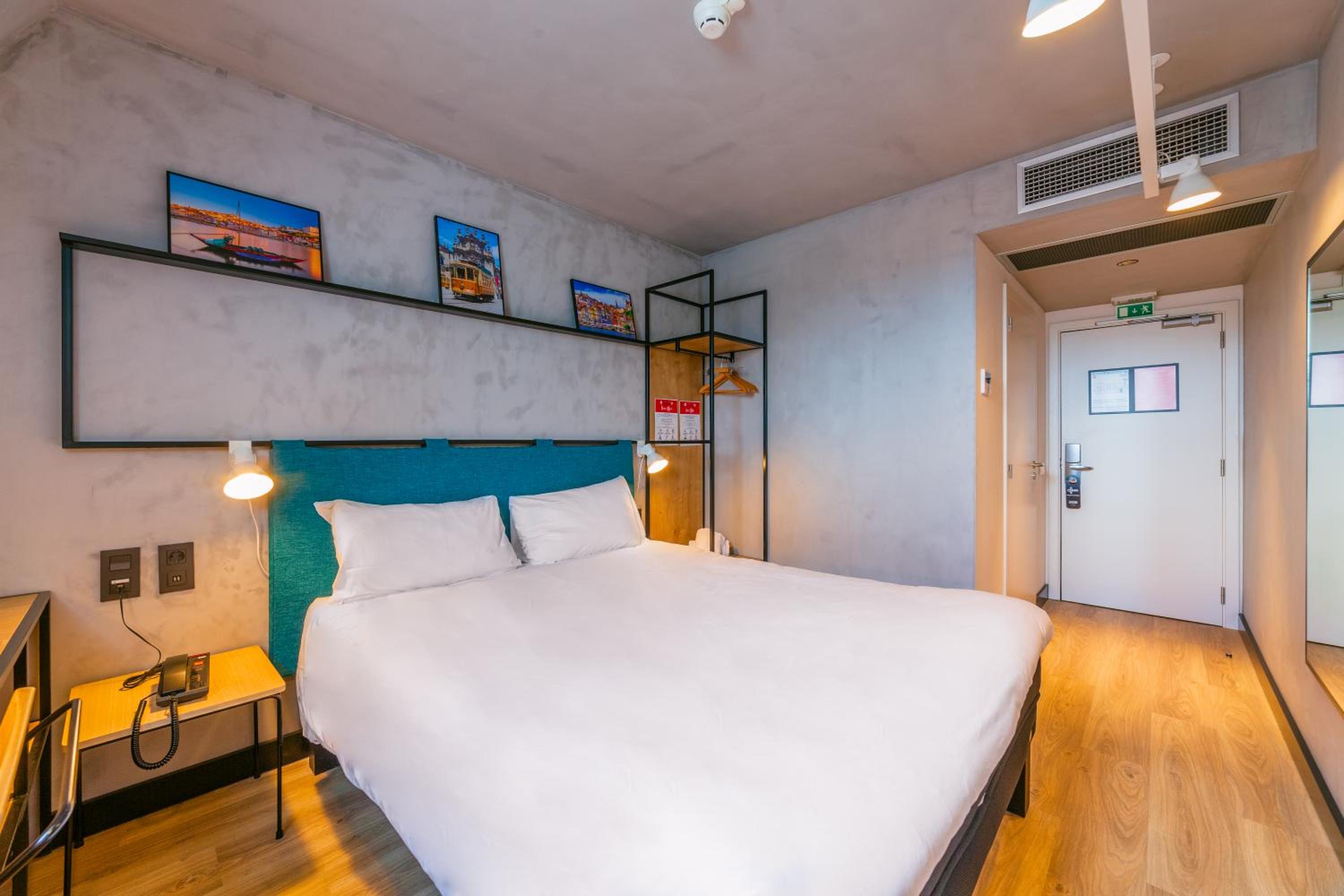 Standard Double Room thumbnail 5