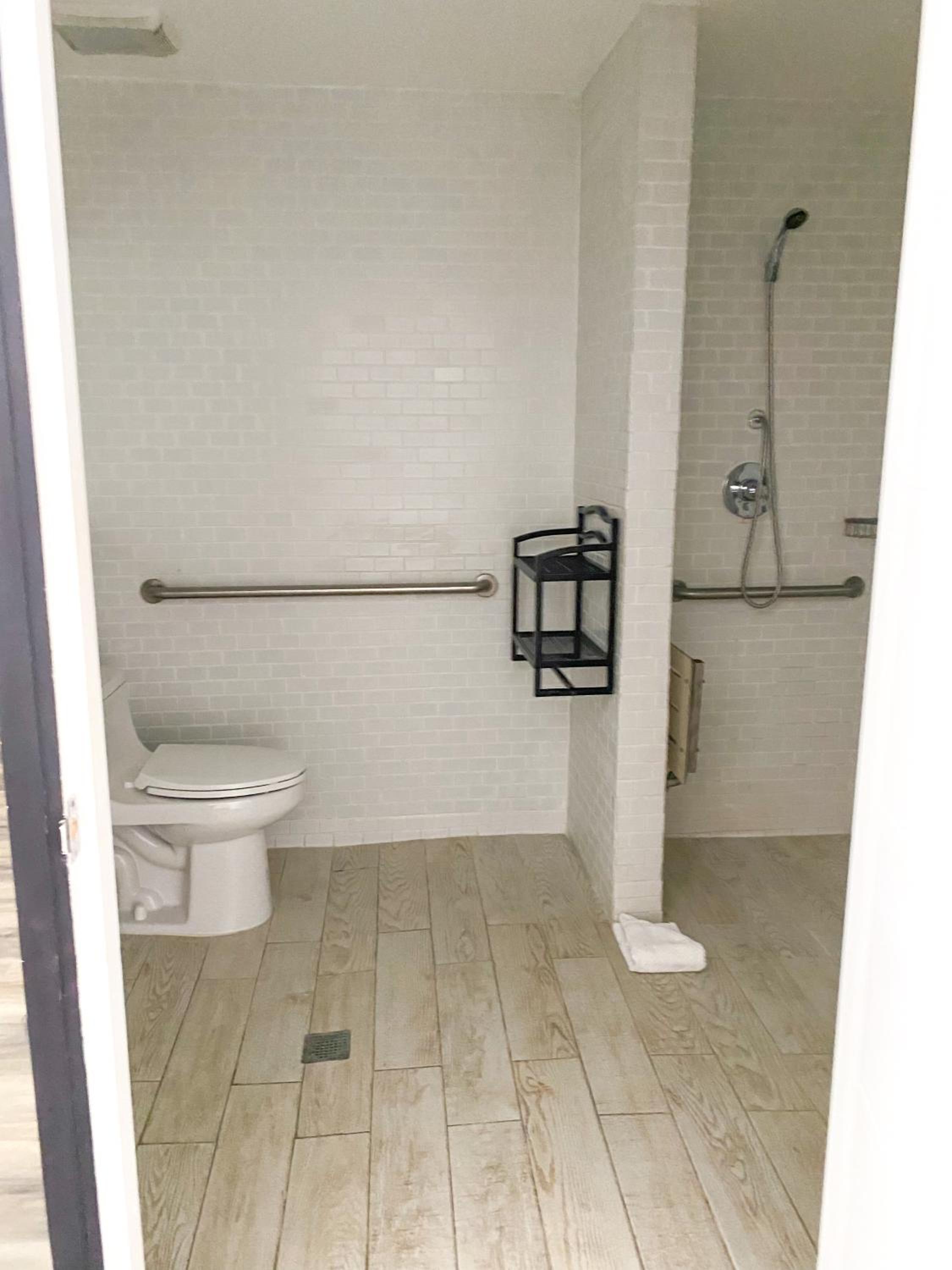 Accessible Queen Bedroom - Photo 5