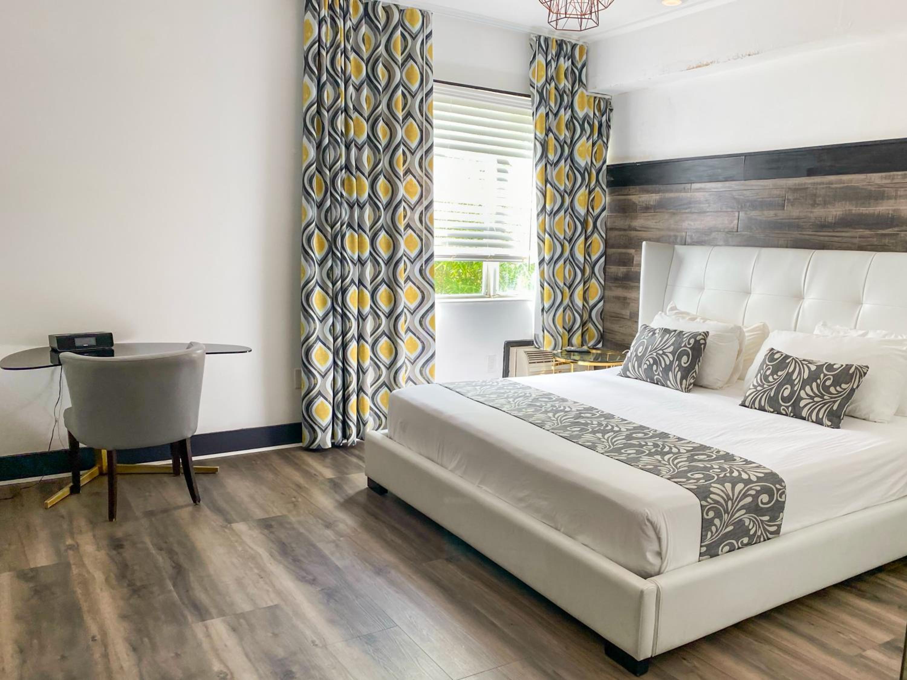 Accessible Queen Bedroom - Photo 16