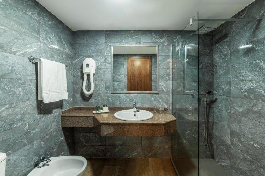 Double or Twin Room with Pool View - Photo 7