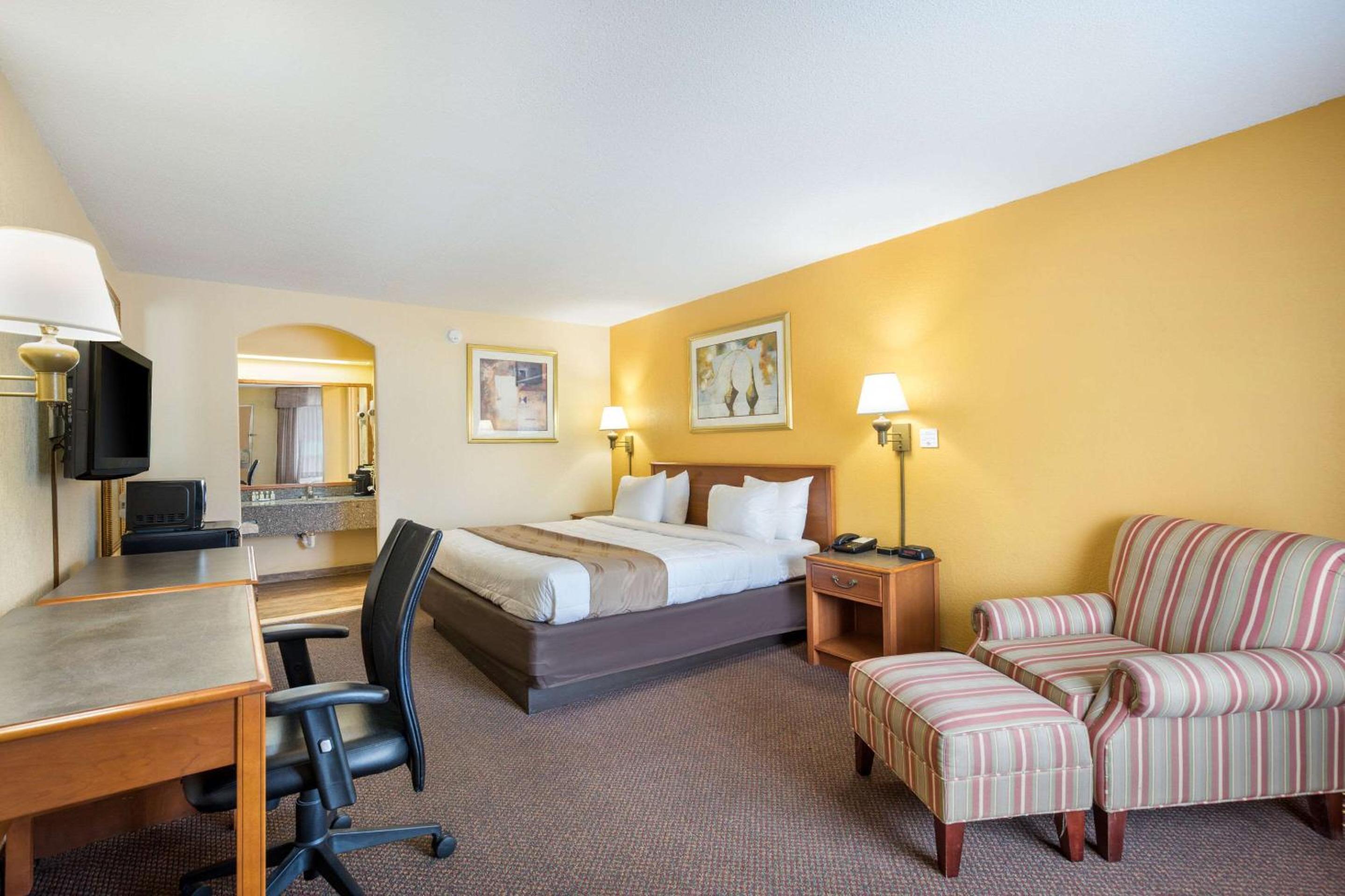 Standard King Room - Non-Smoking  - Photo 1
