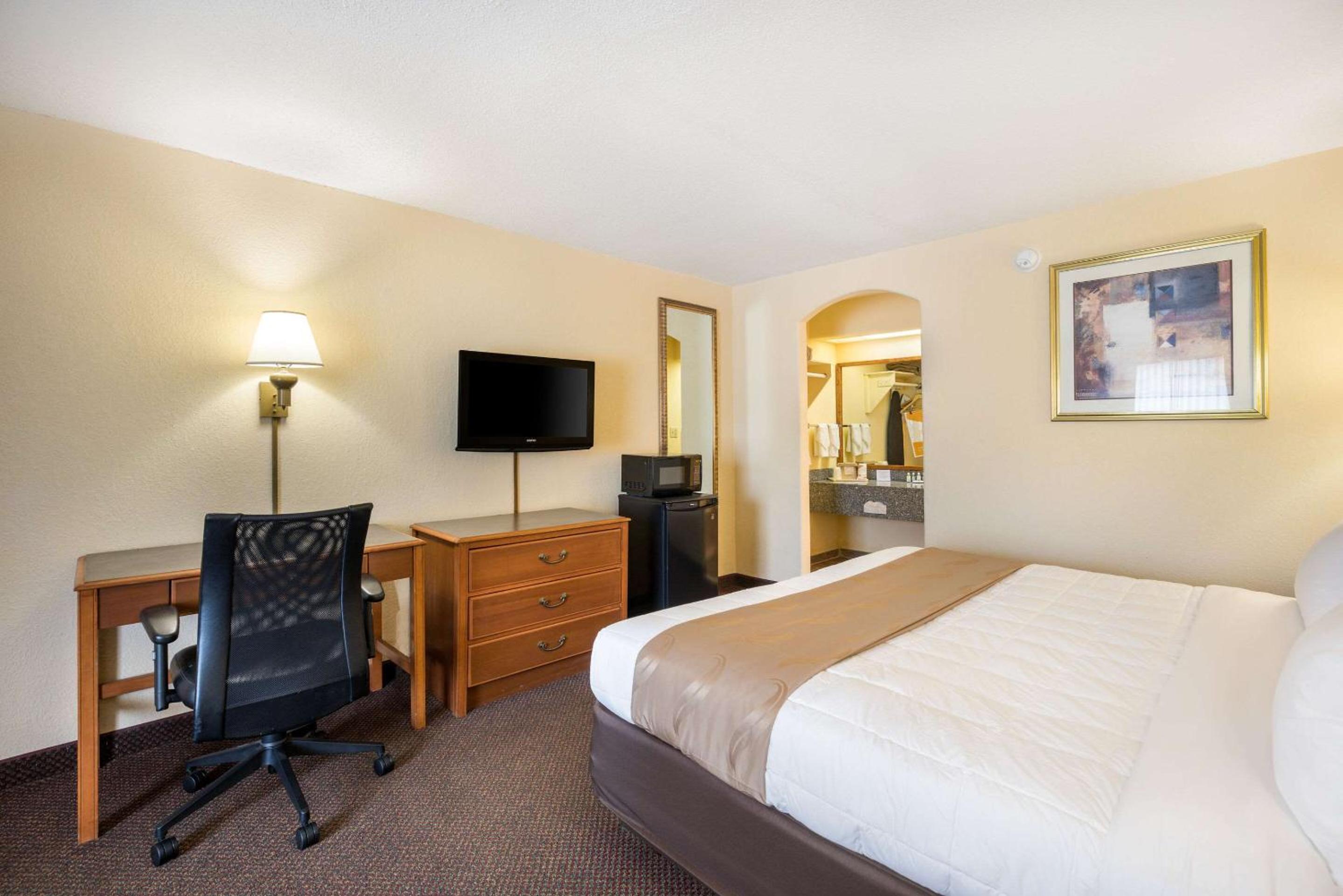 Standard King Room - Non-Smoking  - Photo 4