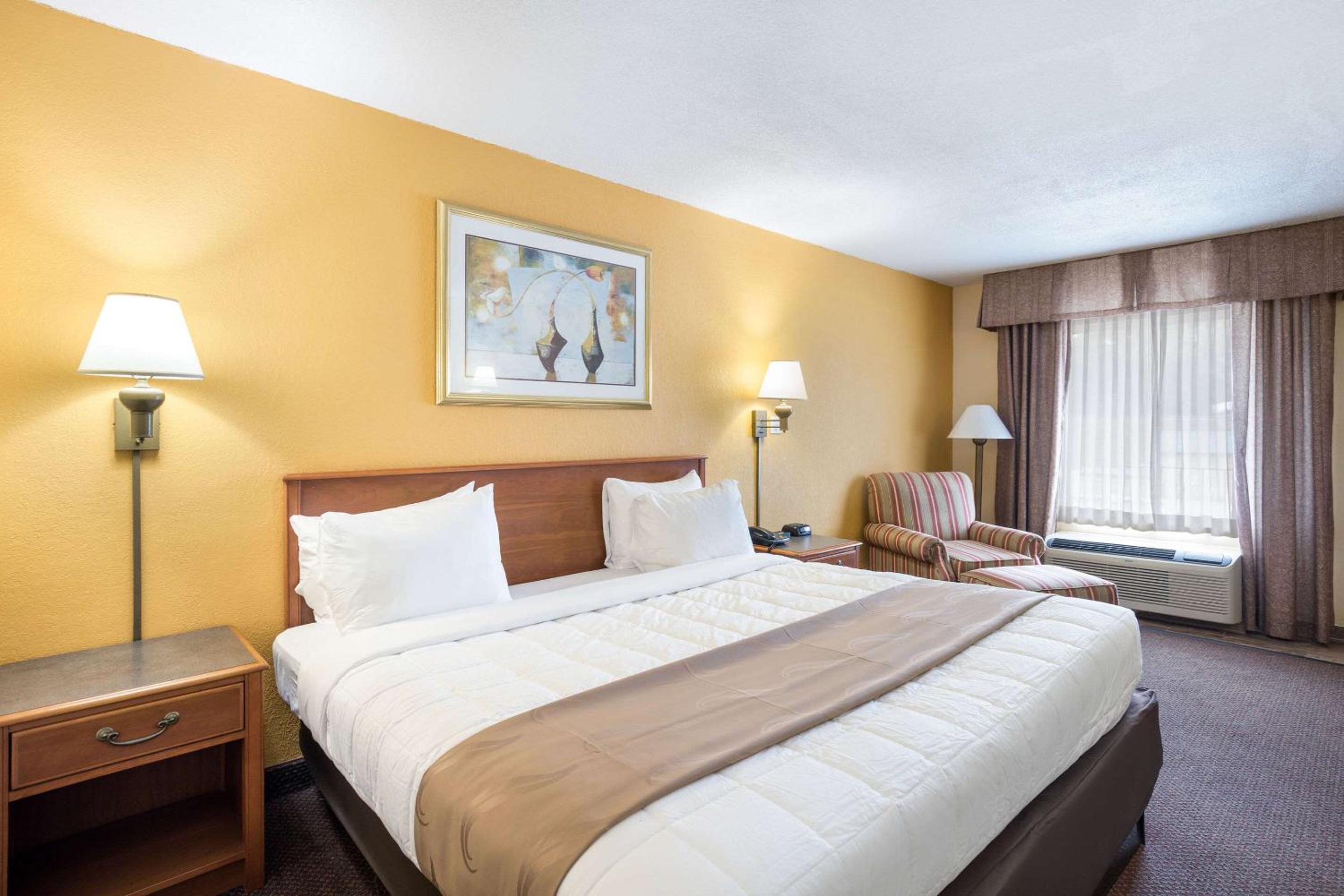 Standard King Room - Non-Smoking  - Photo 2