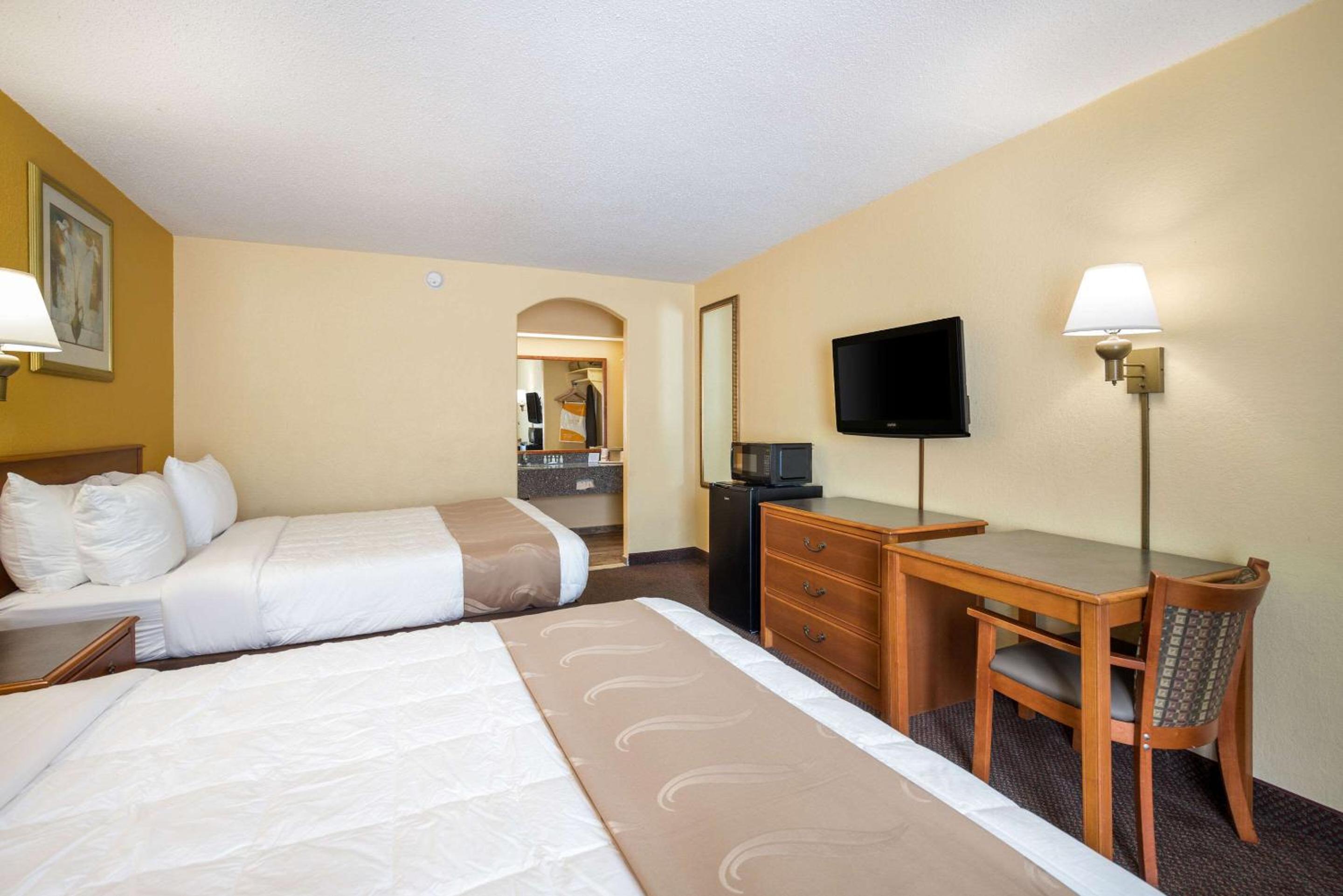 Standard Queen Room with Two Queen Beds - Non-Smoking - Photo 3