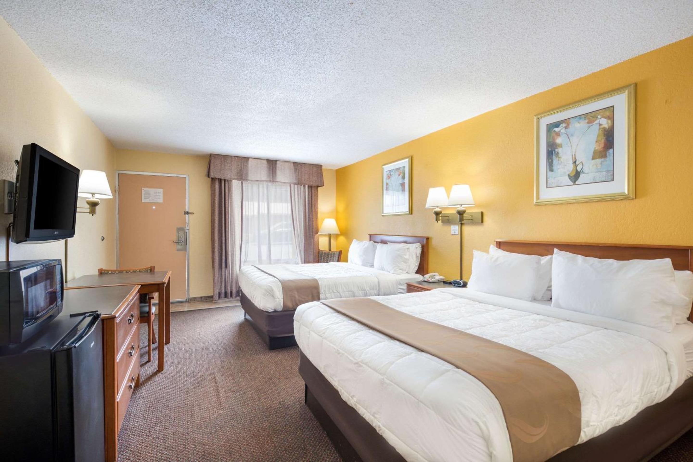 Standard Queen Room with Two Queen Beds - Non-Smoking - Photo 2