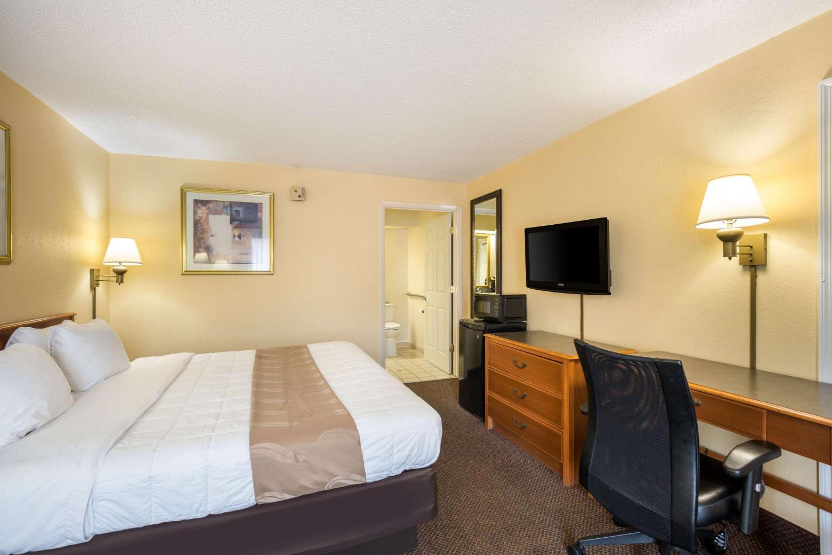 King Room - Accessible/Non-Smoking - Photo 4