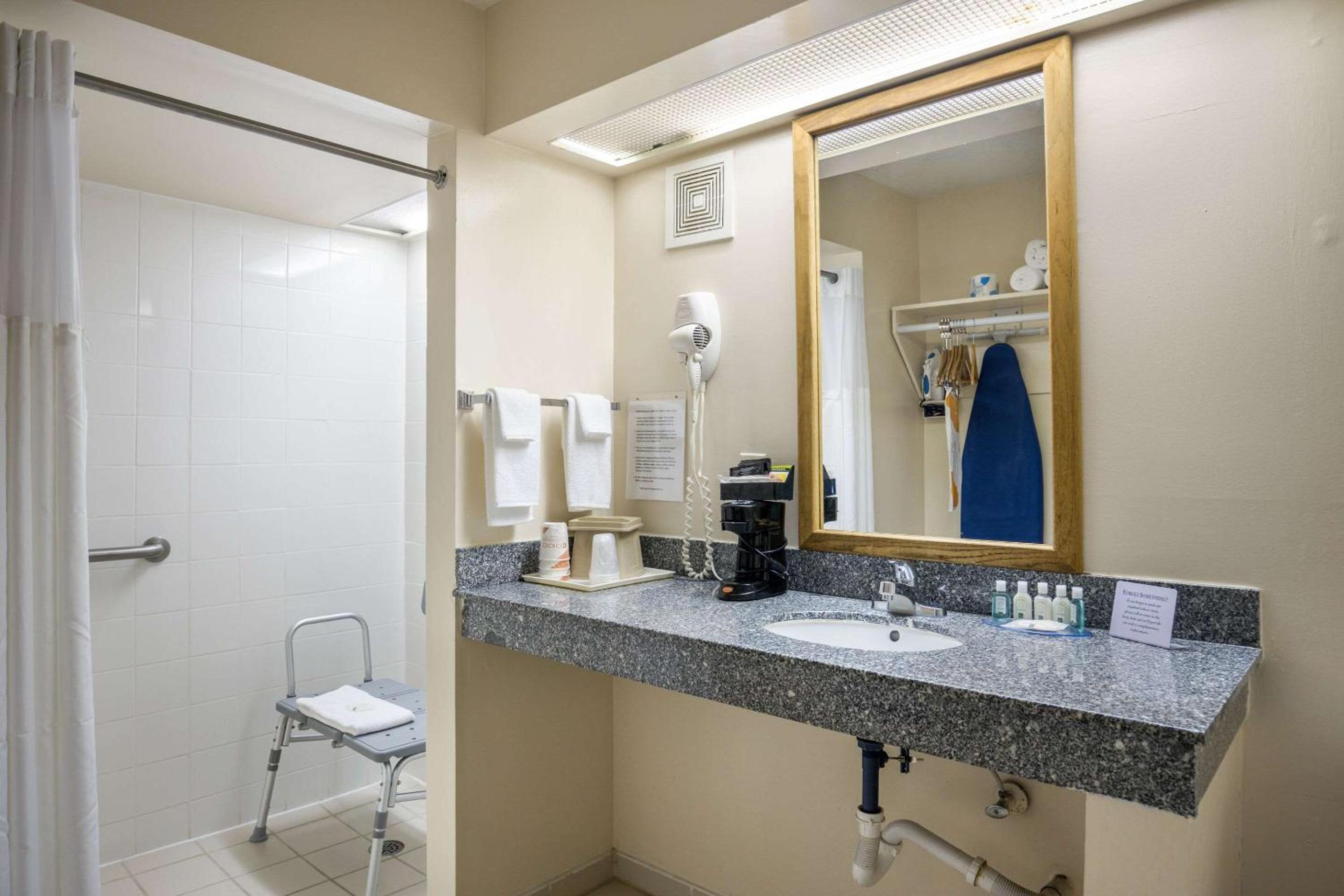 King Room - Accessible/Non-Smoking - Photo 5