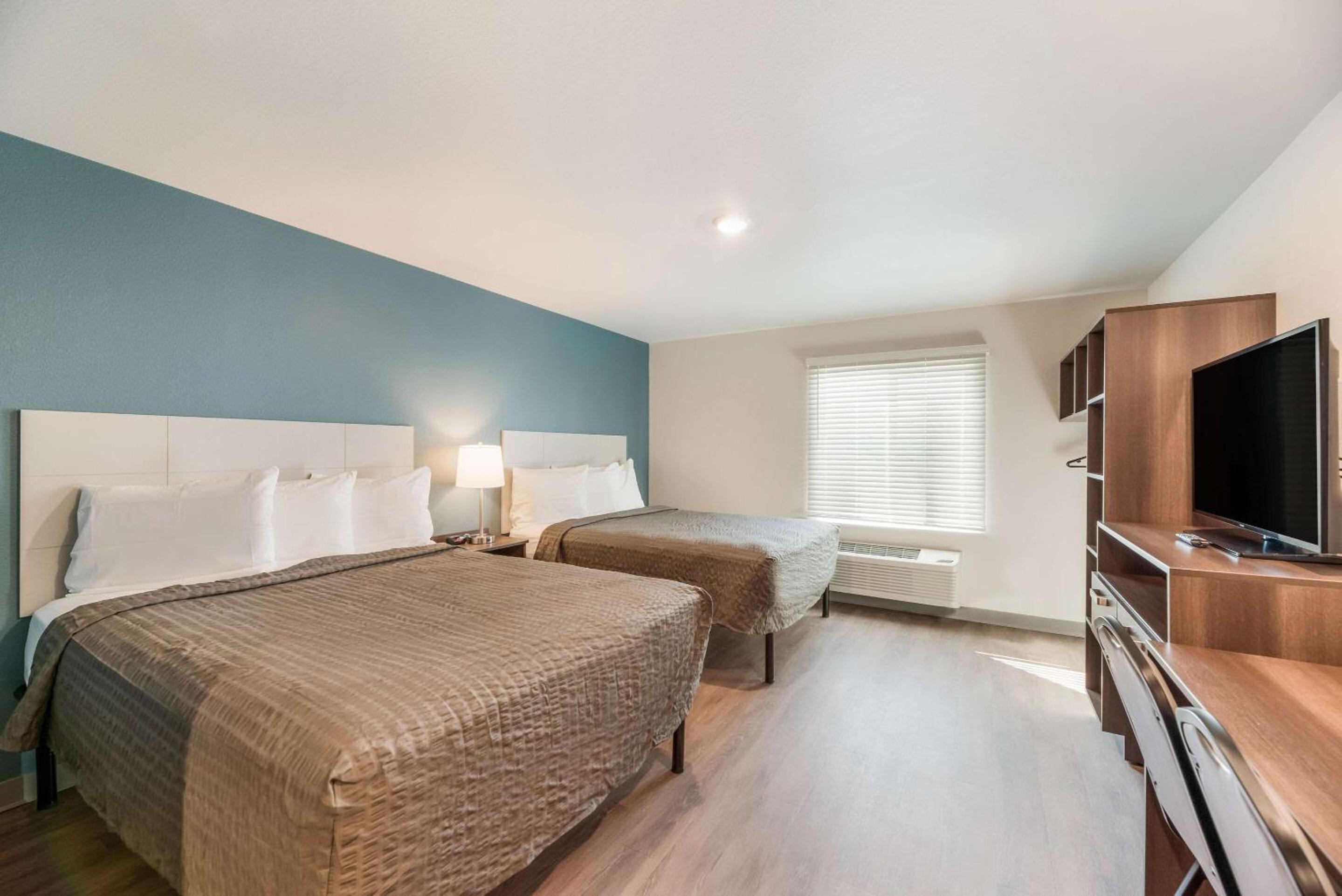 Standard Queen Room with Two Queen Beds - Non Smoking  - Photo 3