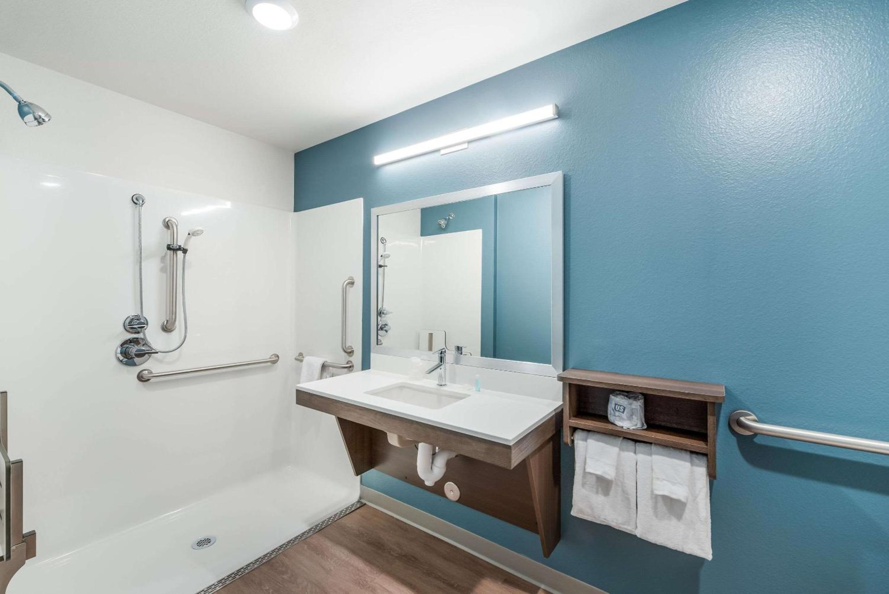 Queen Room with Roll-In Shower - Accessible/Non Smoking