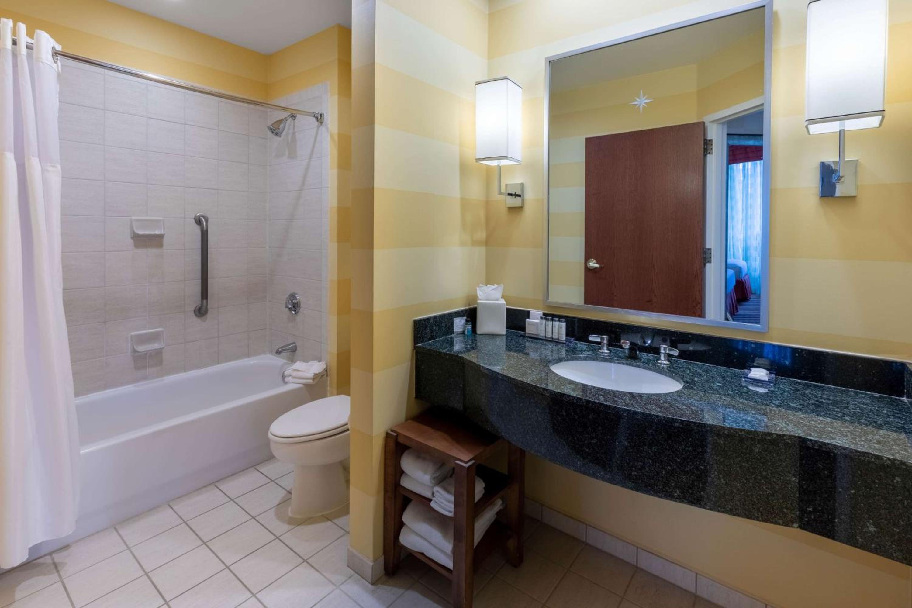 1 King Bed, One-Bedroom, Junior Suite, Club Floor, Non-Smoking - Photo 6