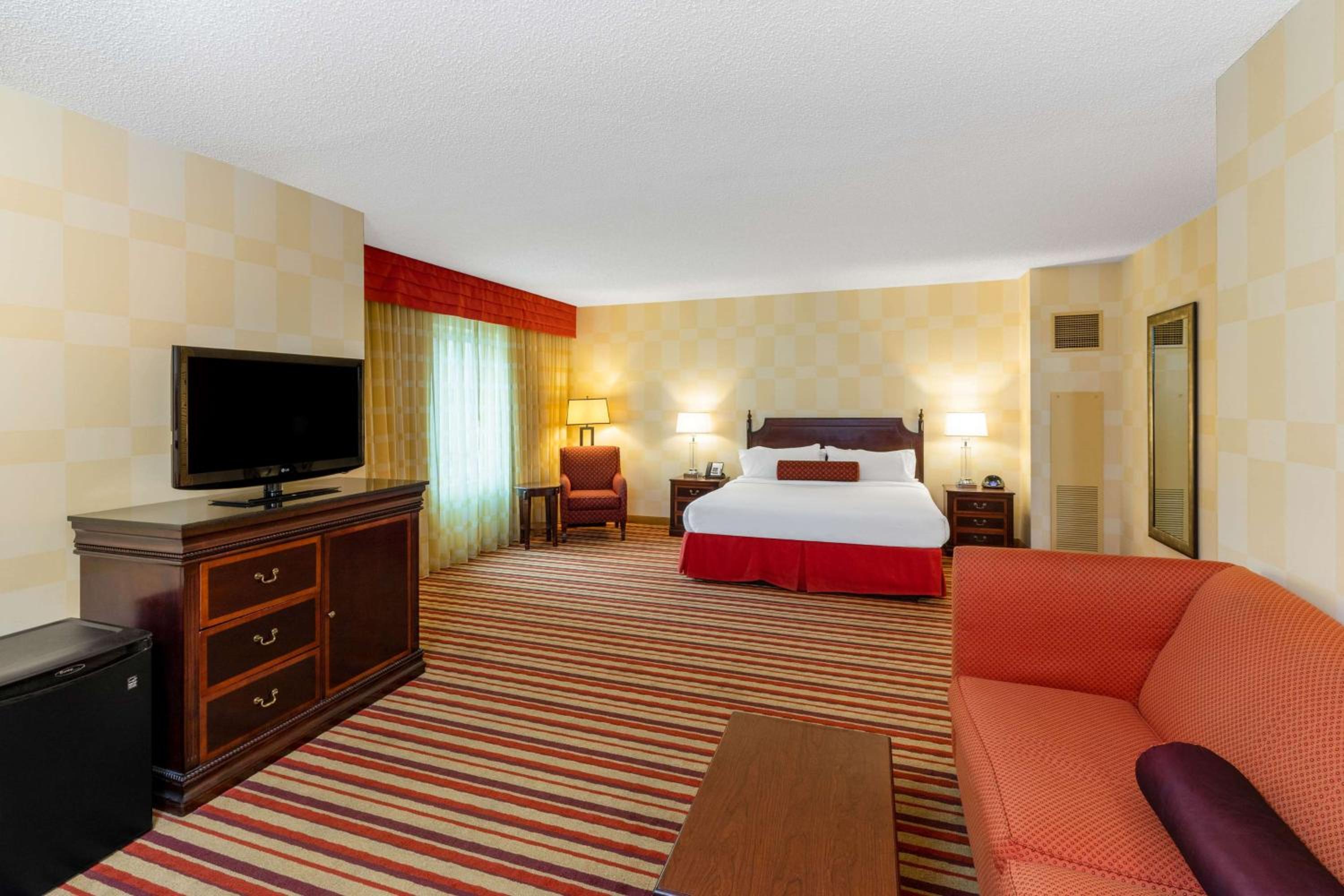 1 King Bed, One-Bedroom, Junior Suite, Club Floor, Non-Smoking - Photo 1