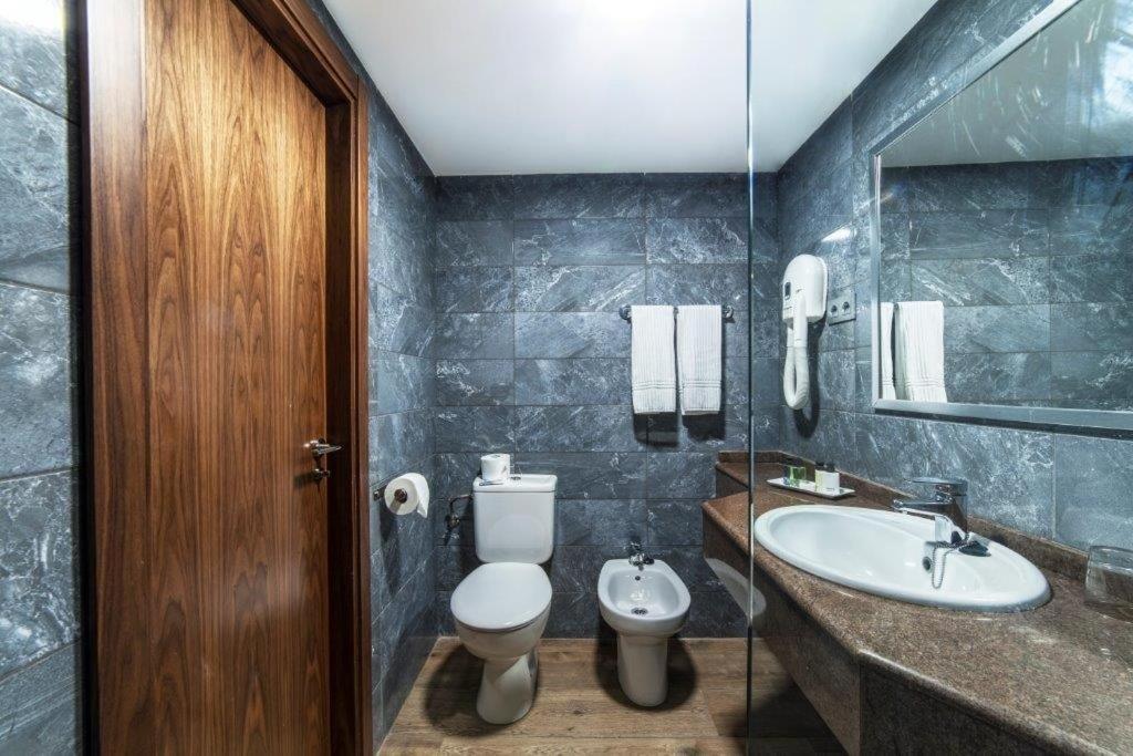 Double or Twin Room with Pool View - Photo 6