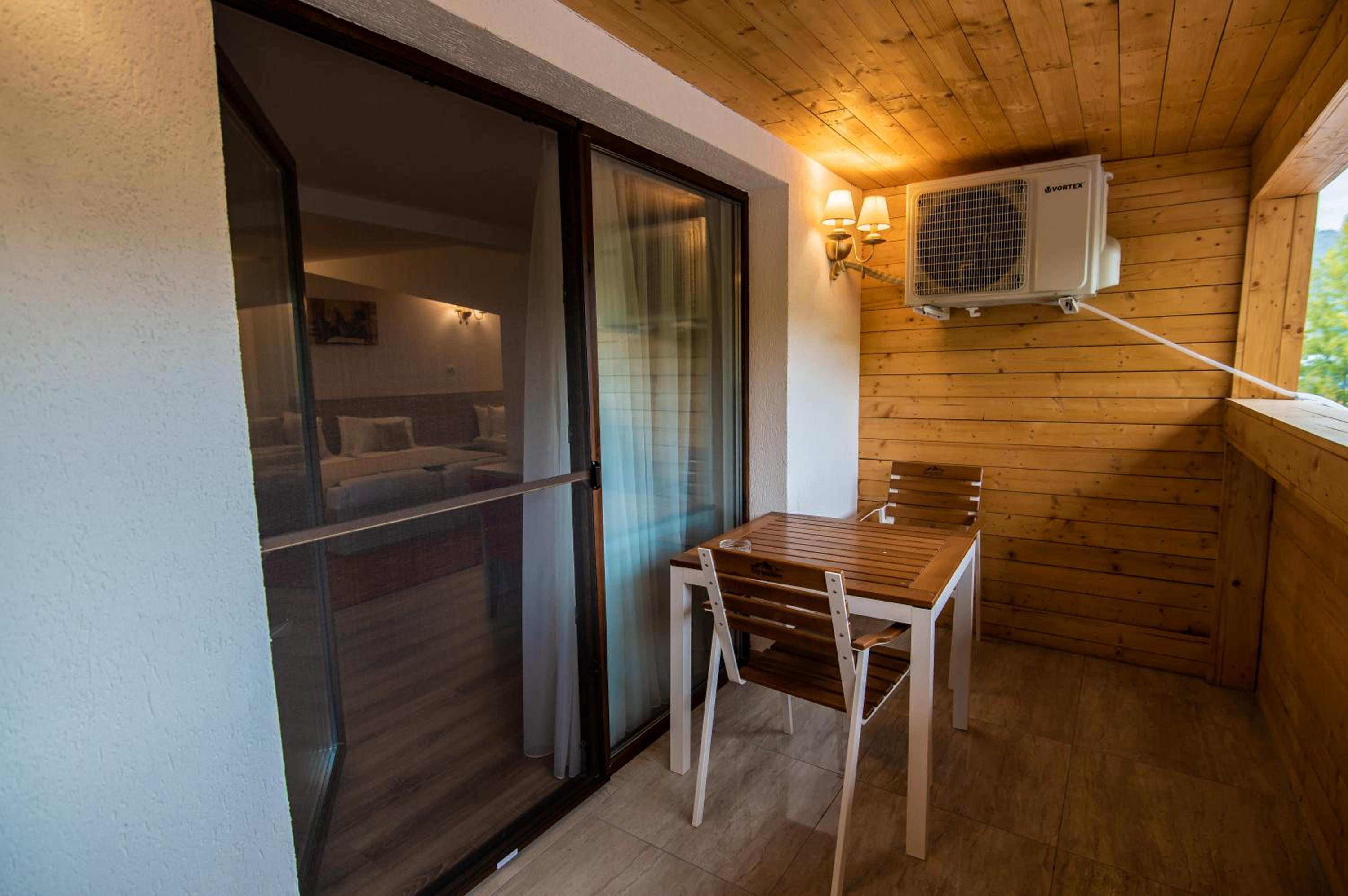 Suite with Balcony - Photo 23
