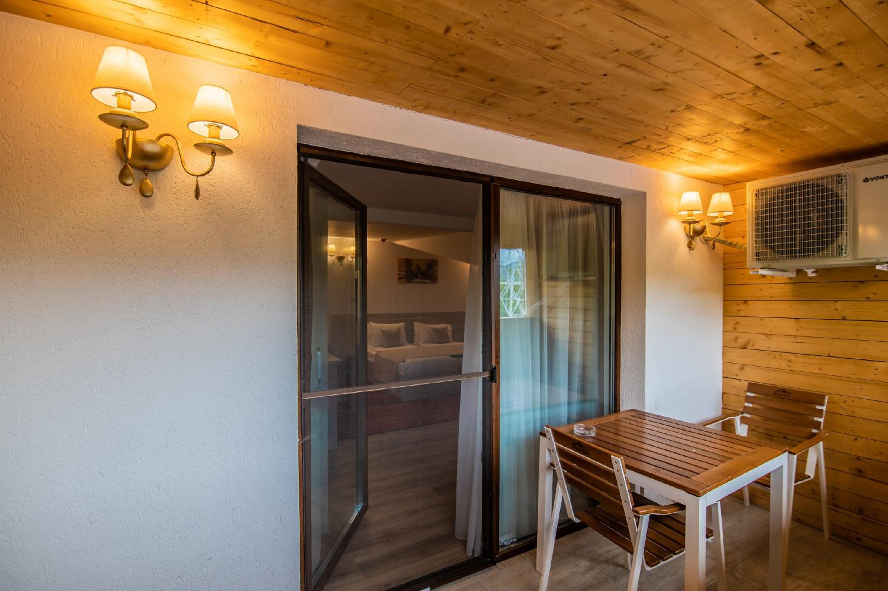 Suite with Balcony - Photo 30