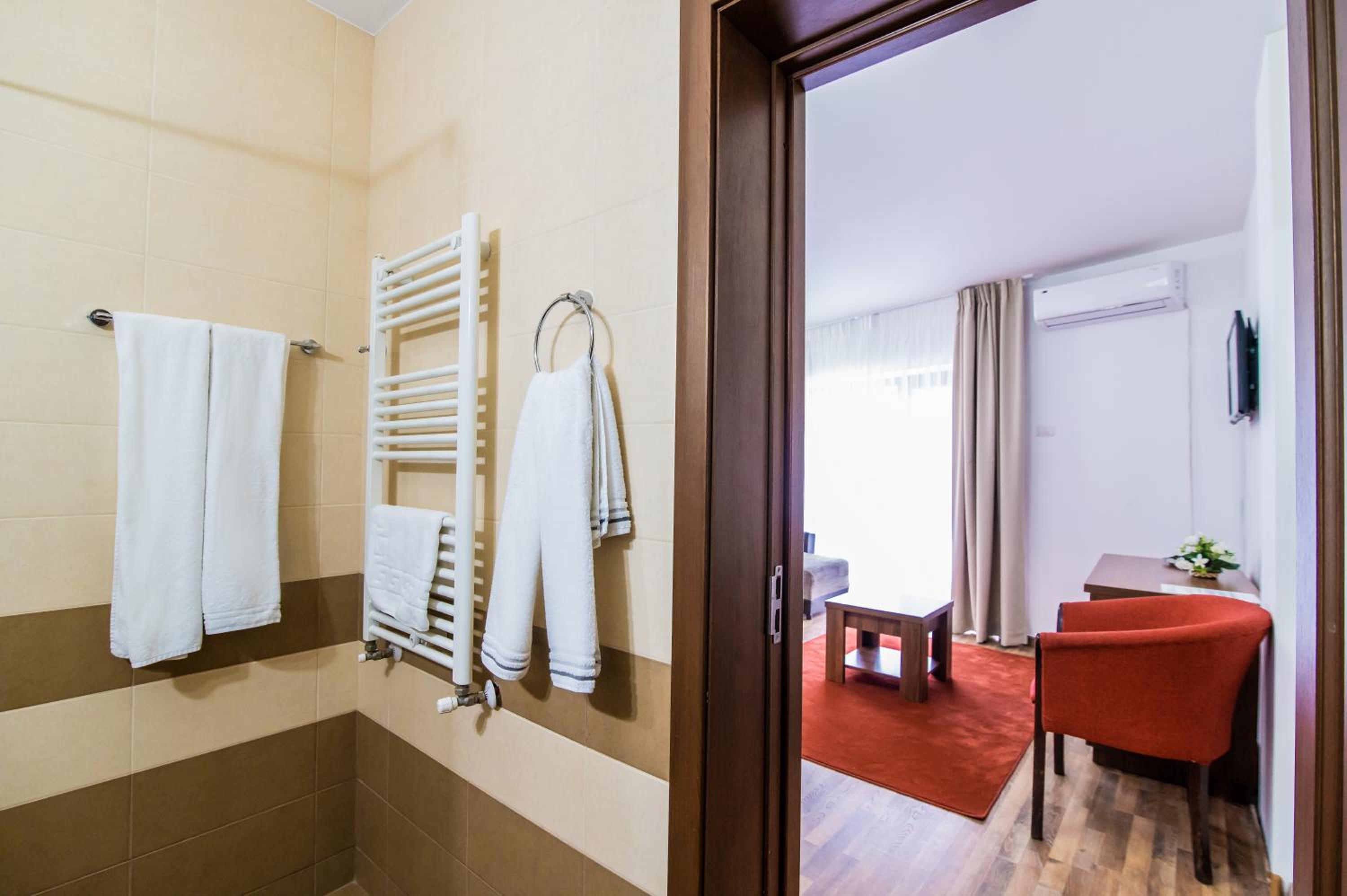 Suite with Balcony Building A - Photo 4