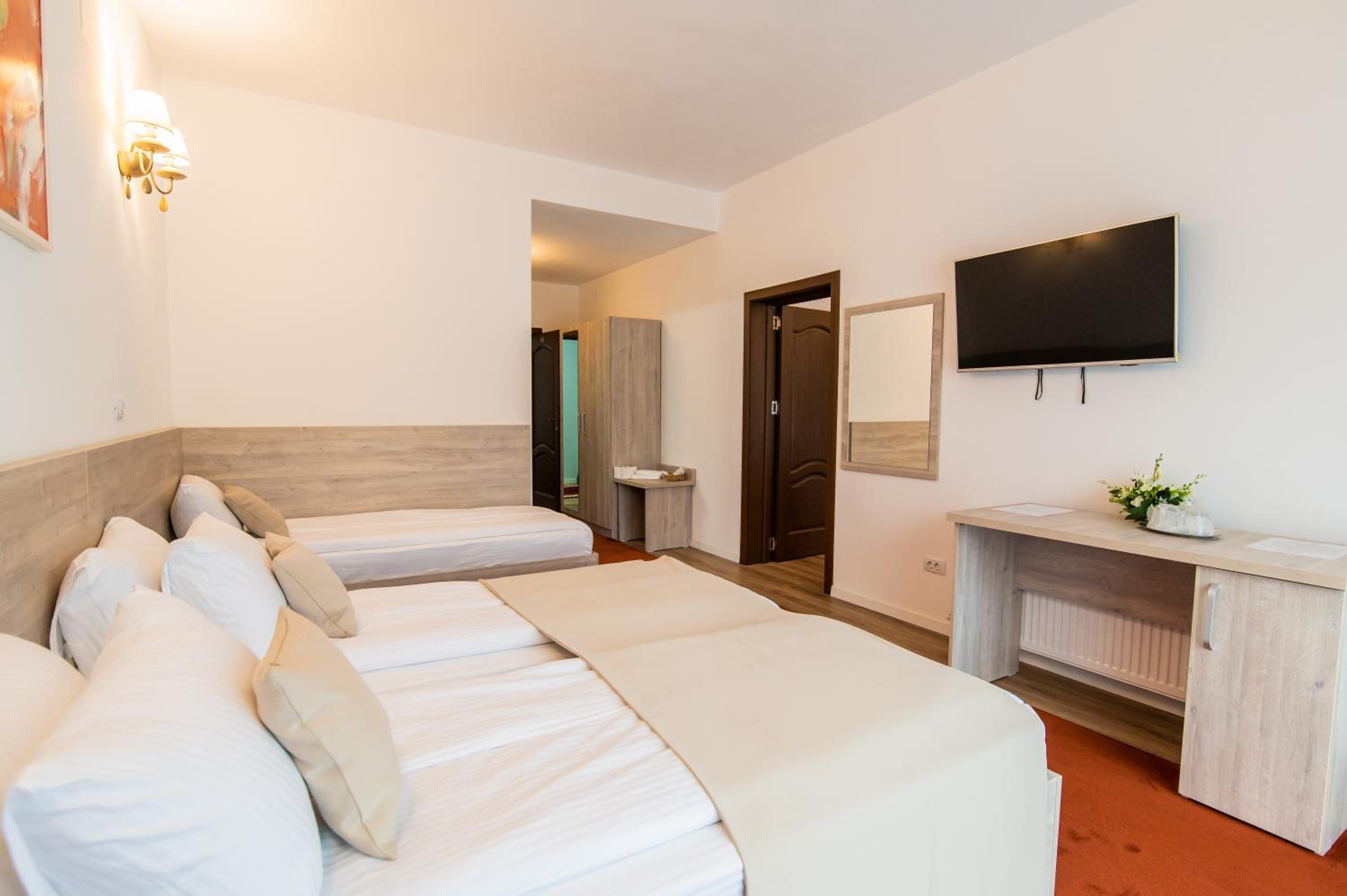 Triple Room with Balcony - Photo 5