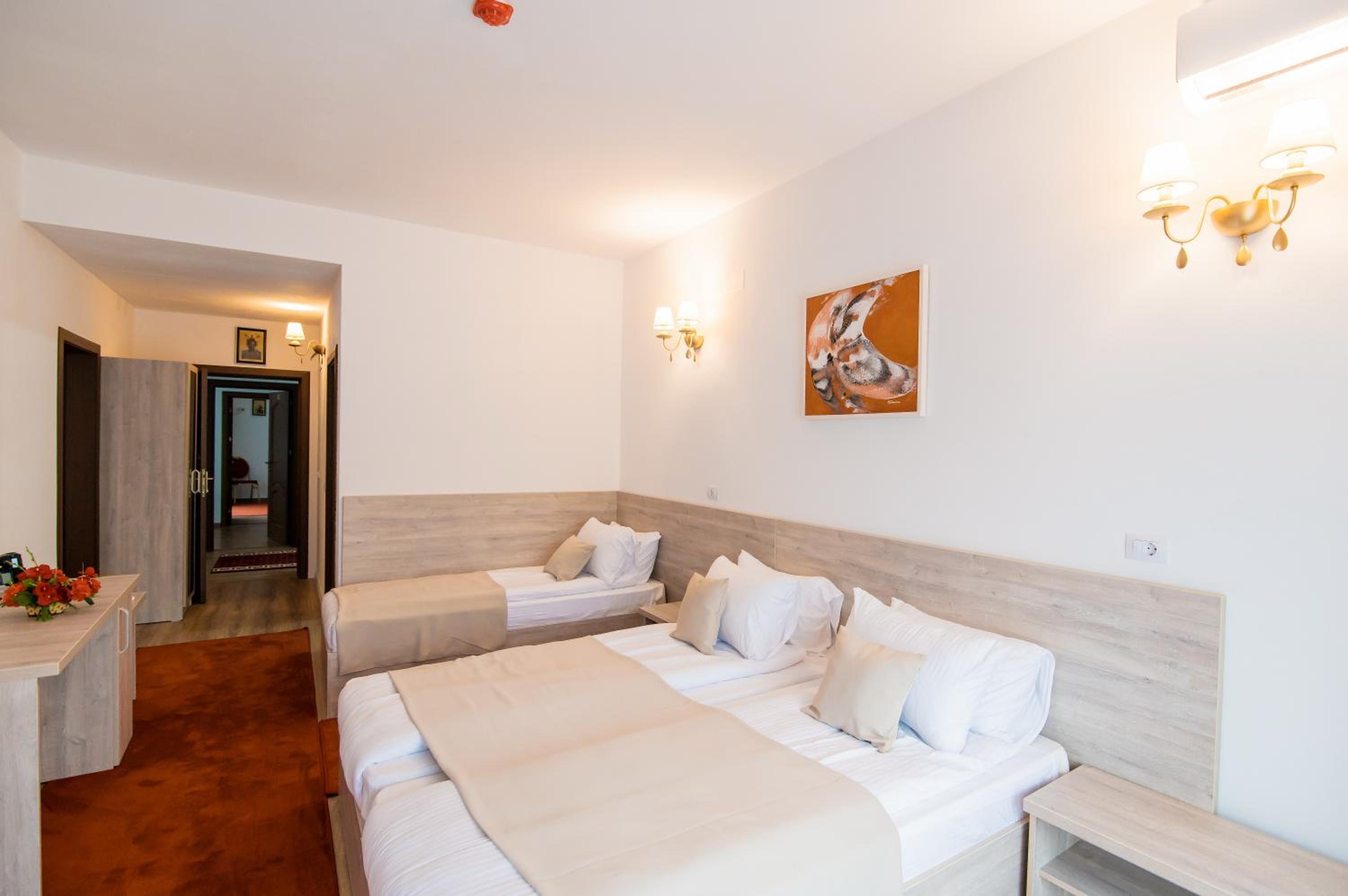 Triple Room with Balcony - Photo 6