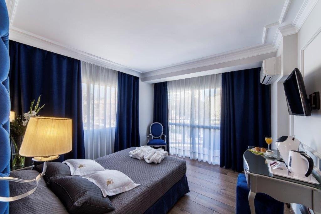 Double or Twin Room with Sea View - Photo 6