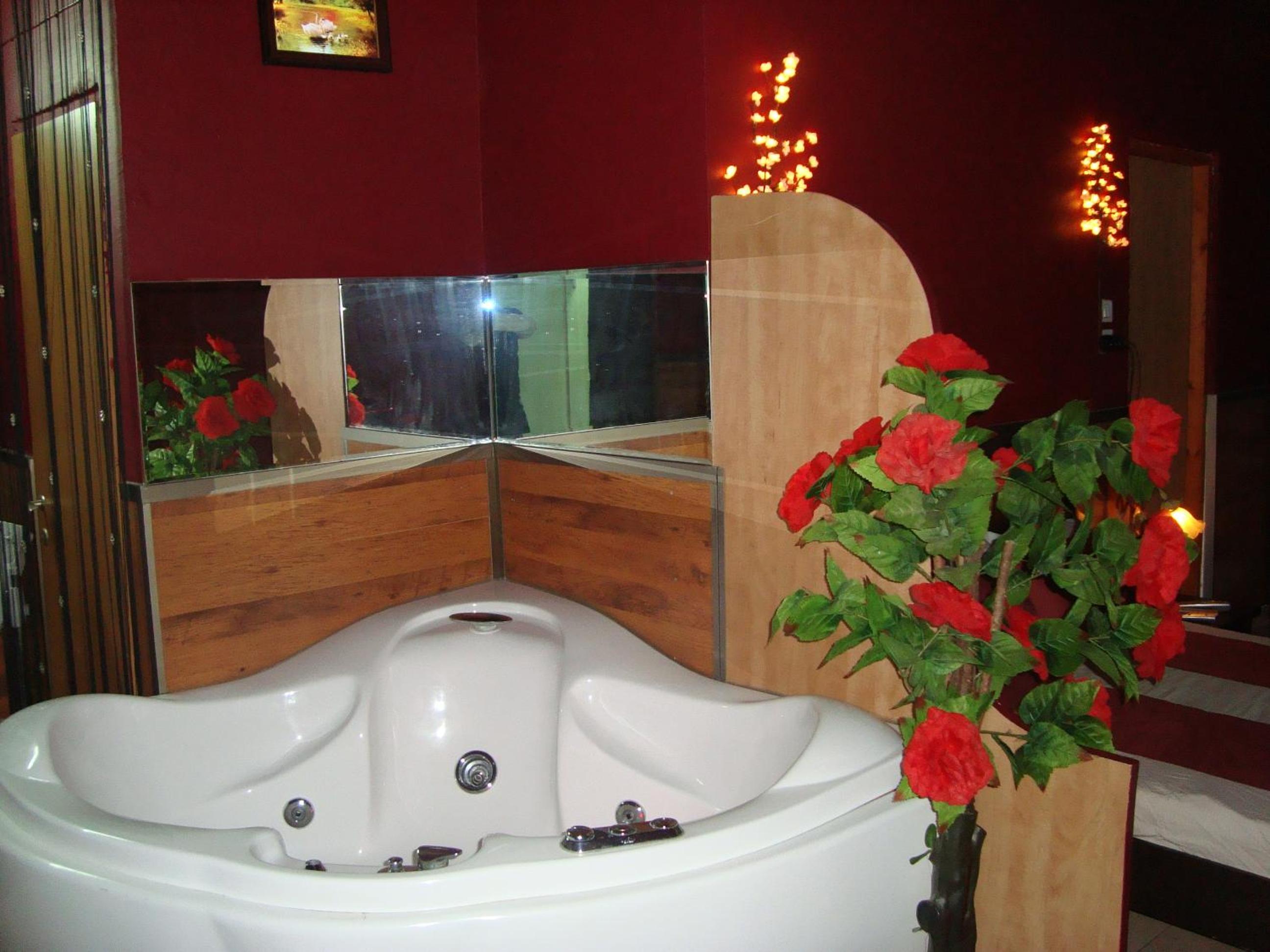 King Suite with Spa Bath - Photo 5
