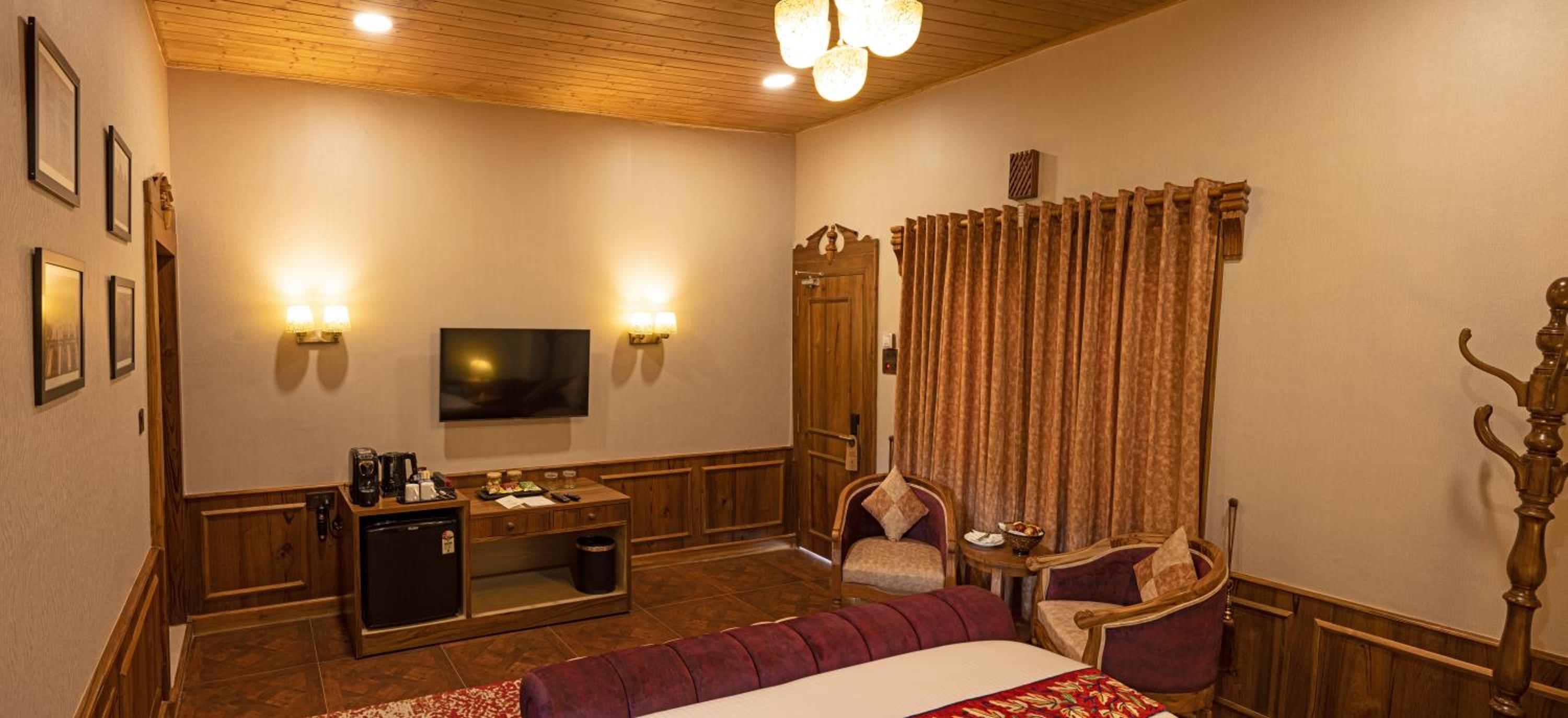 Mountain View Premium Room with Complimentary Return Gondola Ride Once Per Day - Photo 6