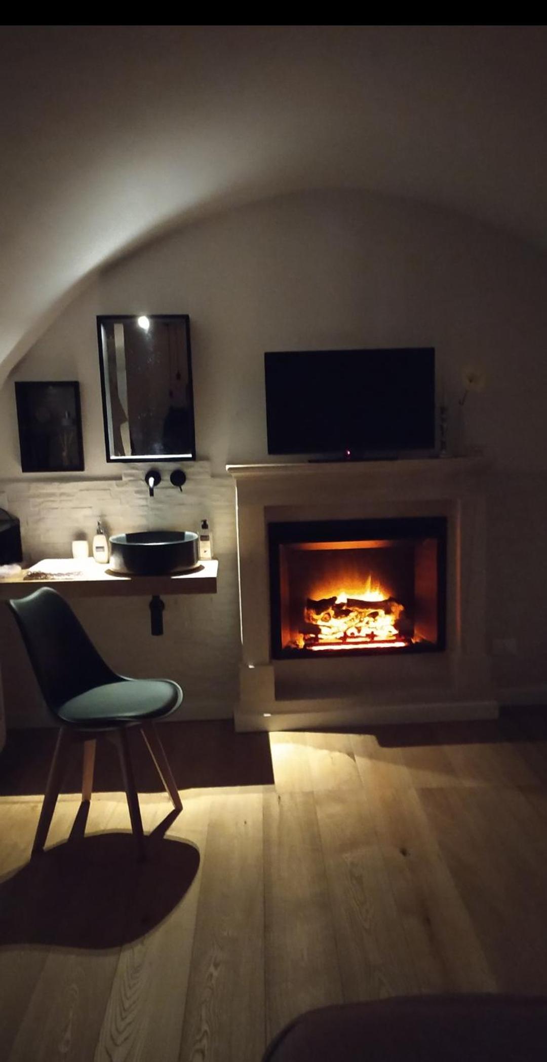 Deluxe King Room - Photo 21