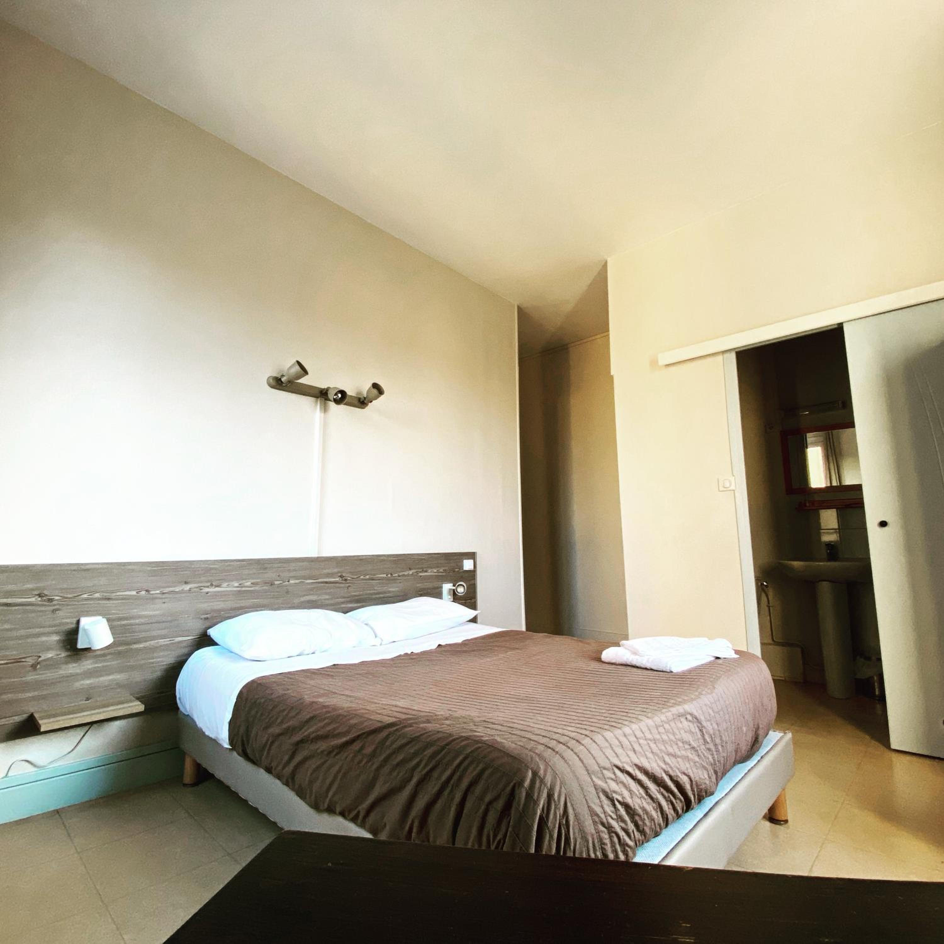 Double Room - Photo 11