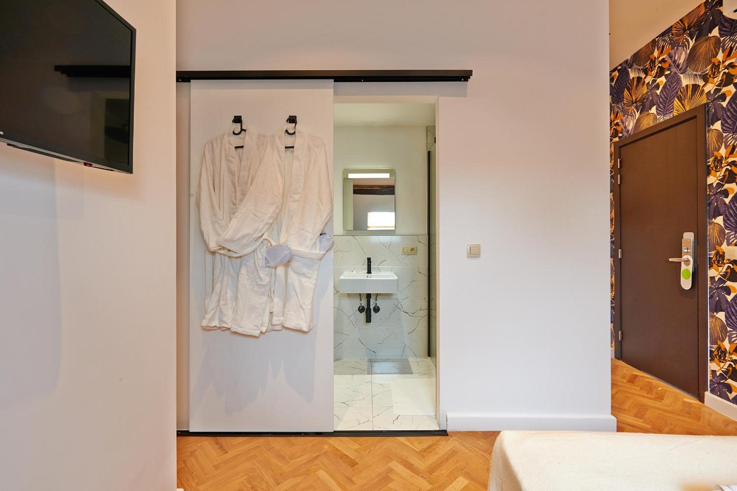 Double Room - Photo 3