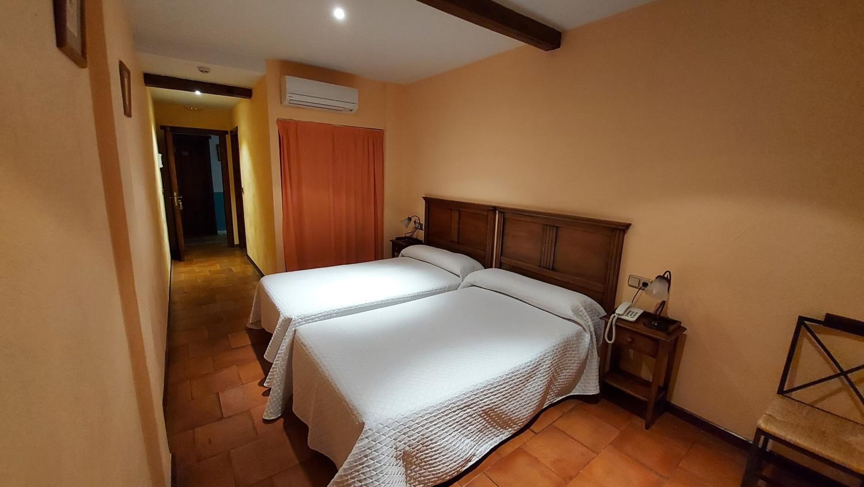 Twin Room - Photo 2