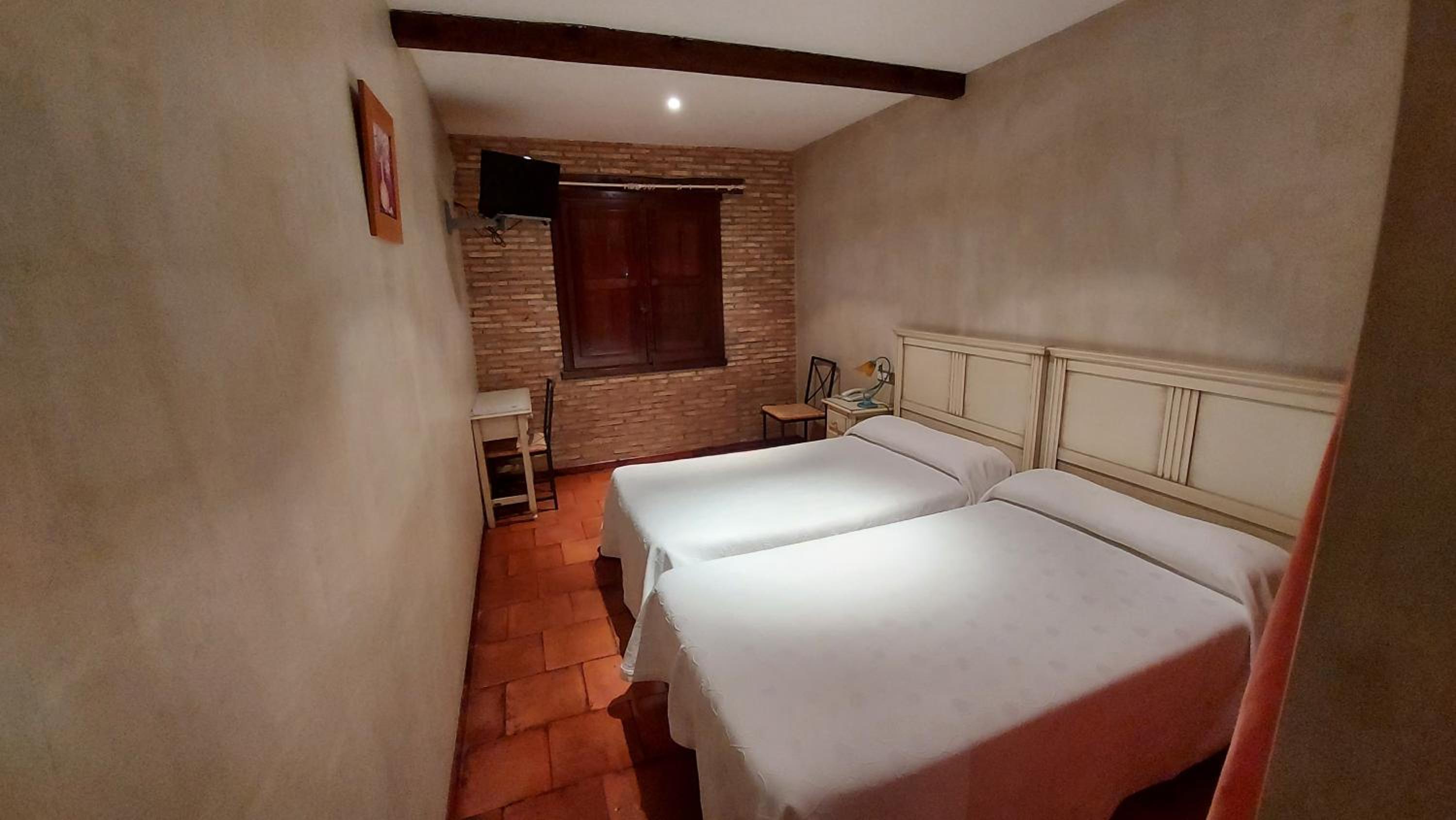 Twin Room - Photo 1
