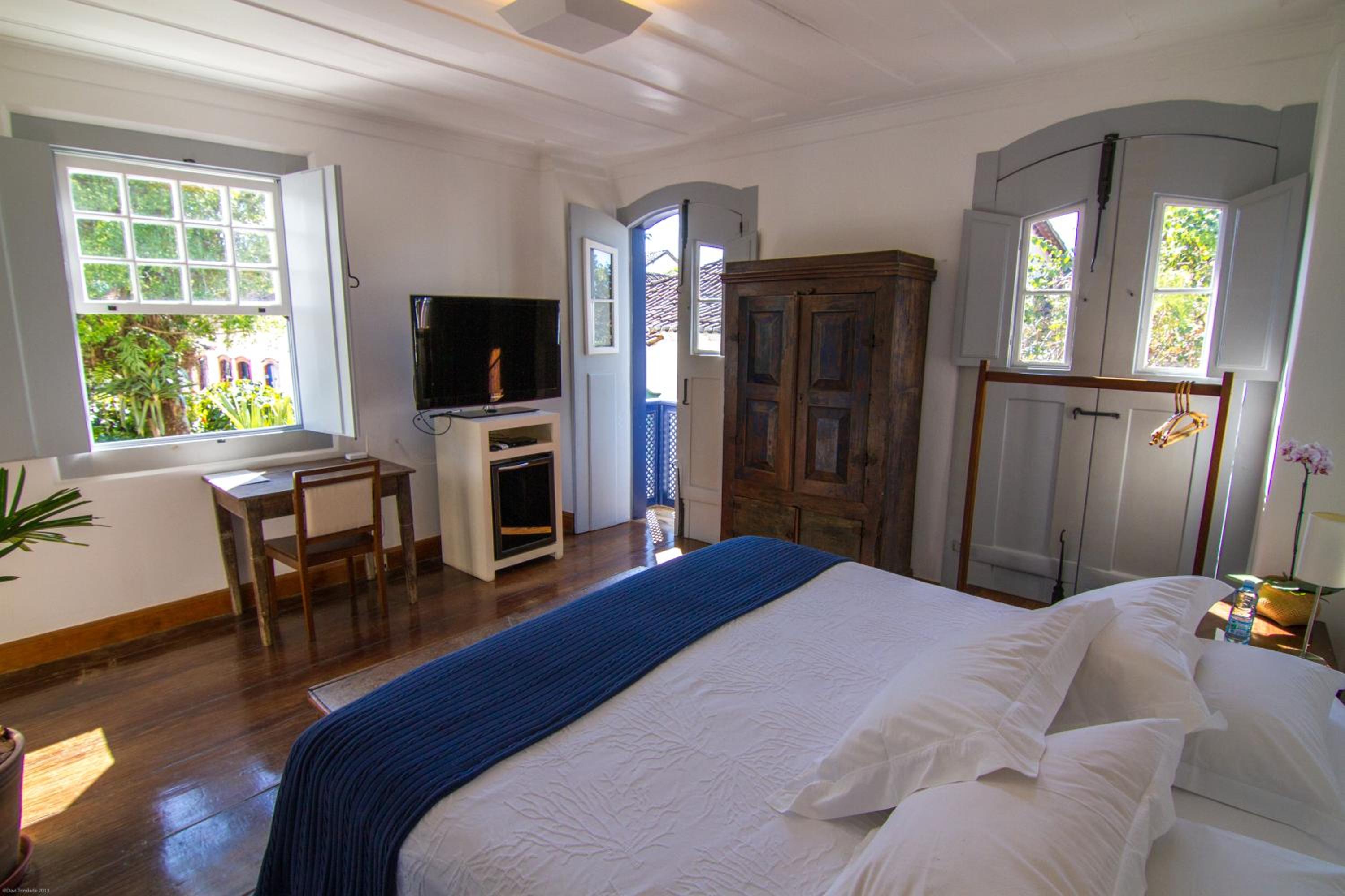 King Room with Balcony - Photo 4