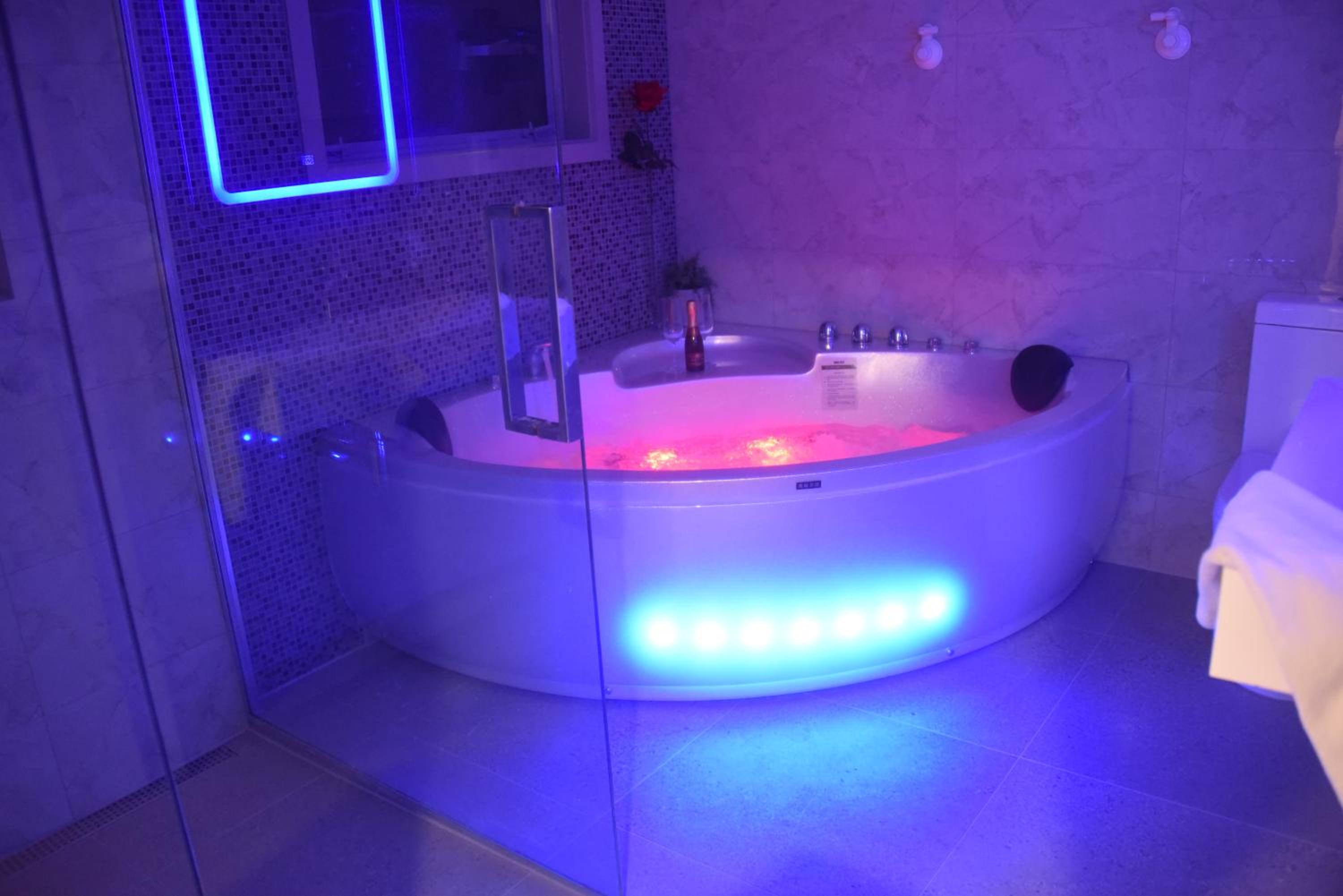 Premium Studio with Spa Bath photo 3