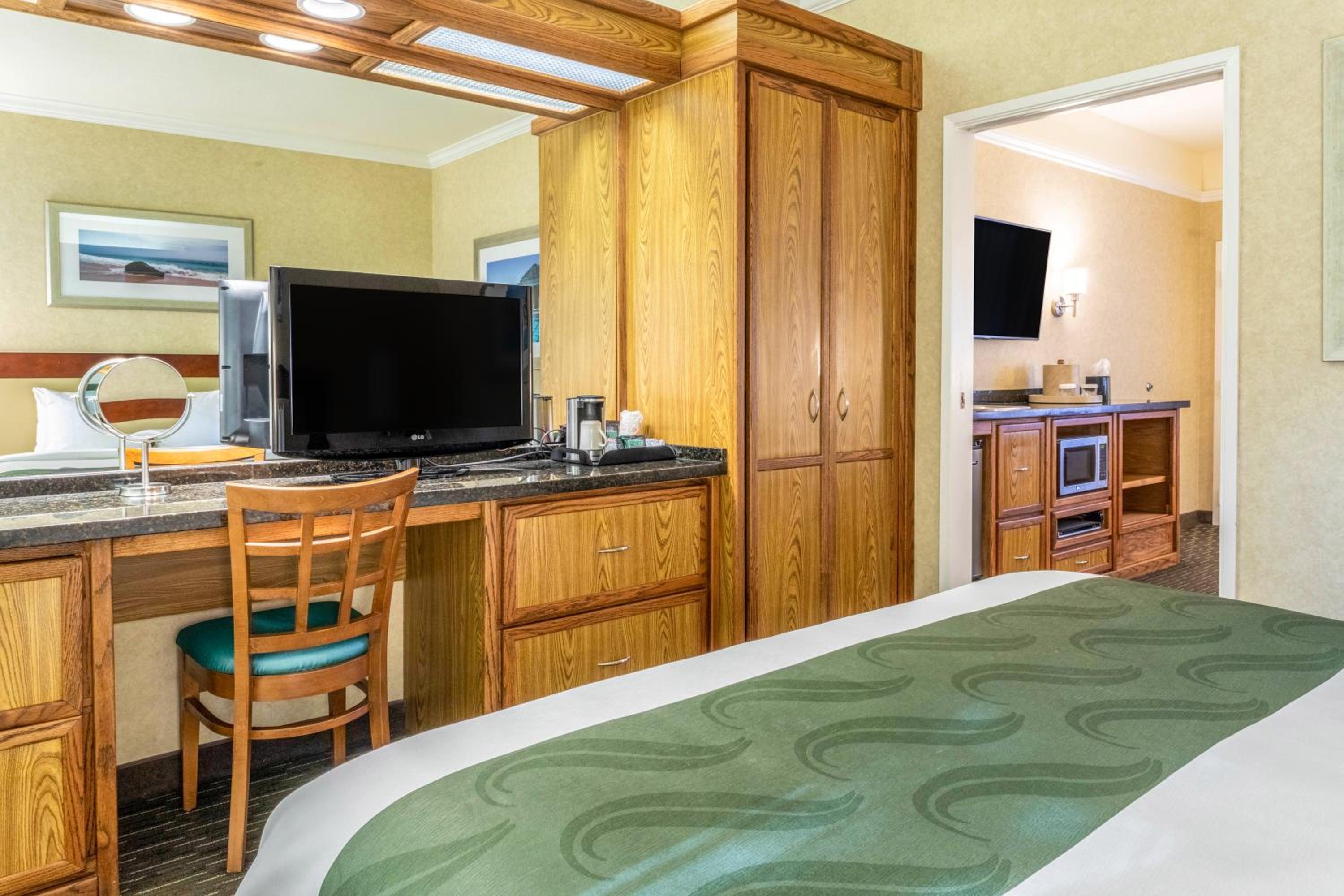 Standard King Suite - Non-Smoking - Photo 6