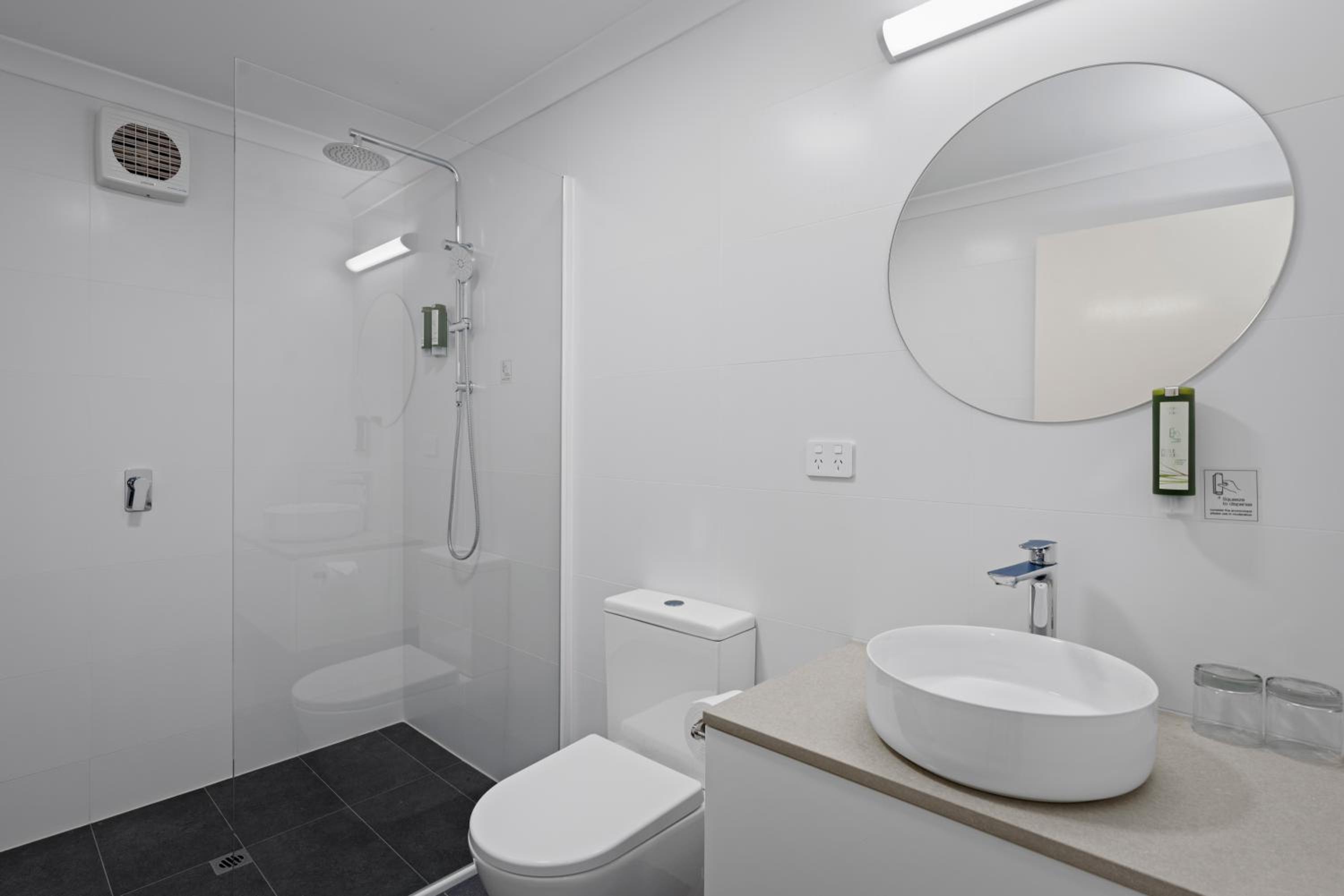 One-Bedroom Apartment thumbnail 6