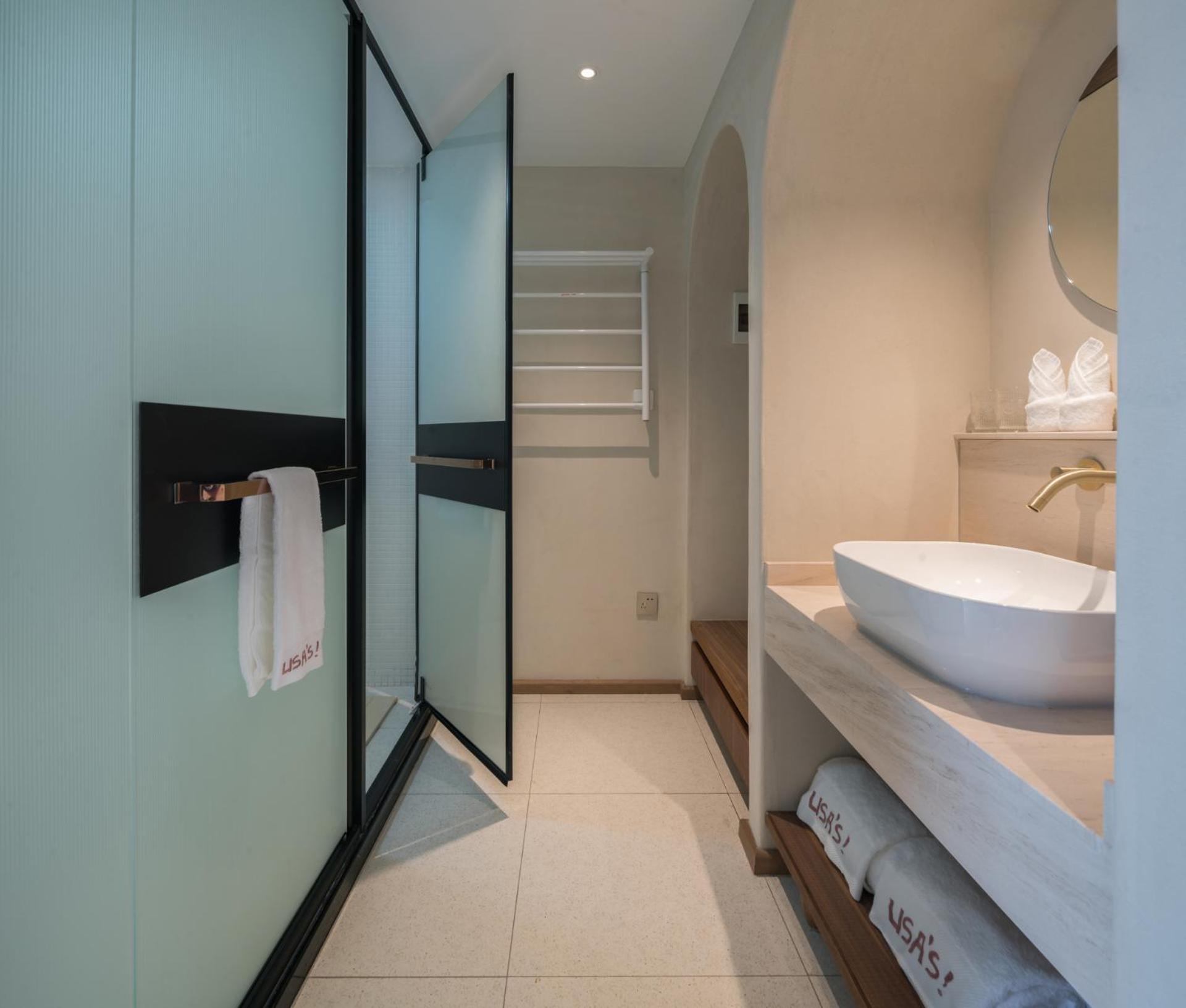 Deluxe Double Room with Bath photo 3