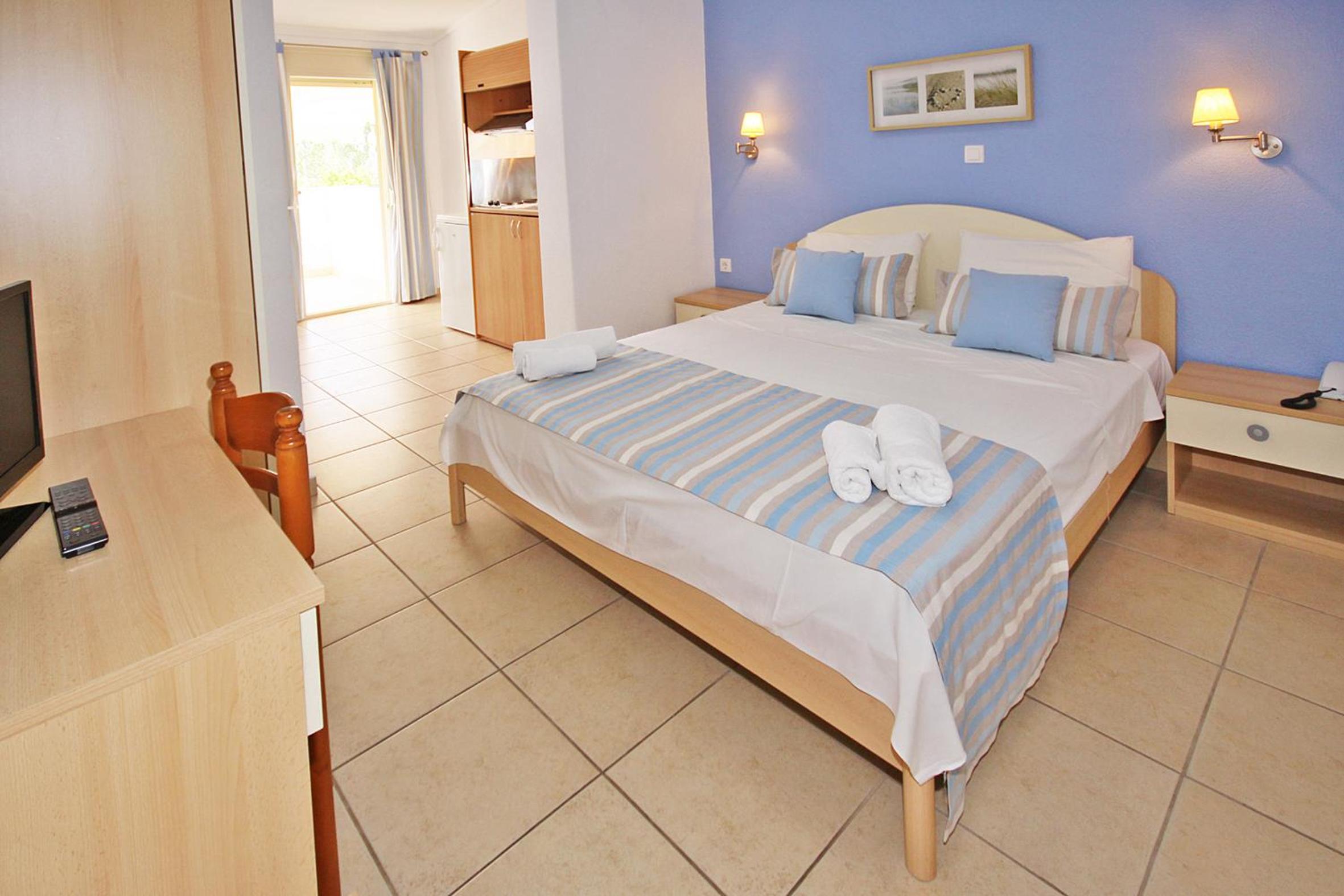 Studio (2 Adults) - Photo 1