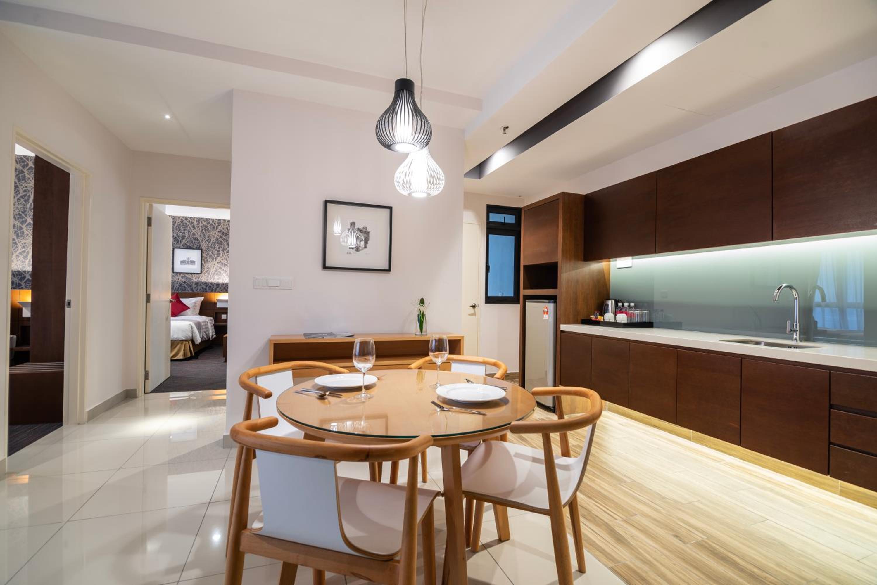 Premium Suite - East  - Photo 5