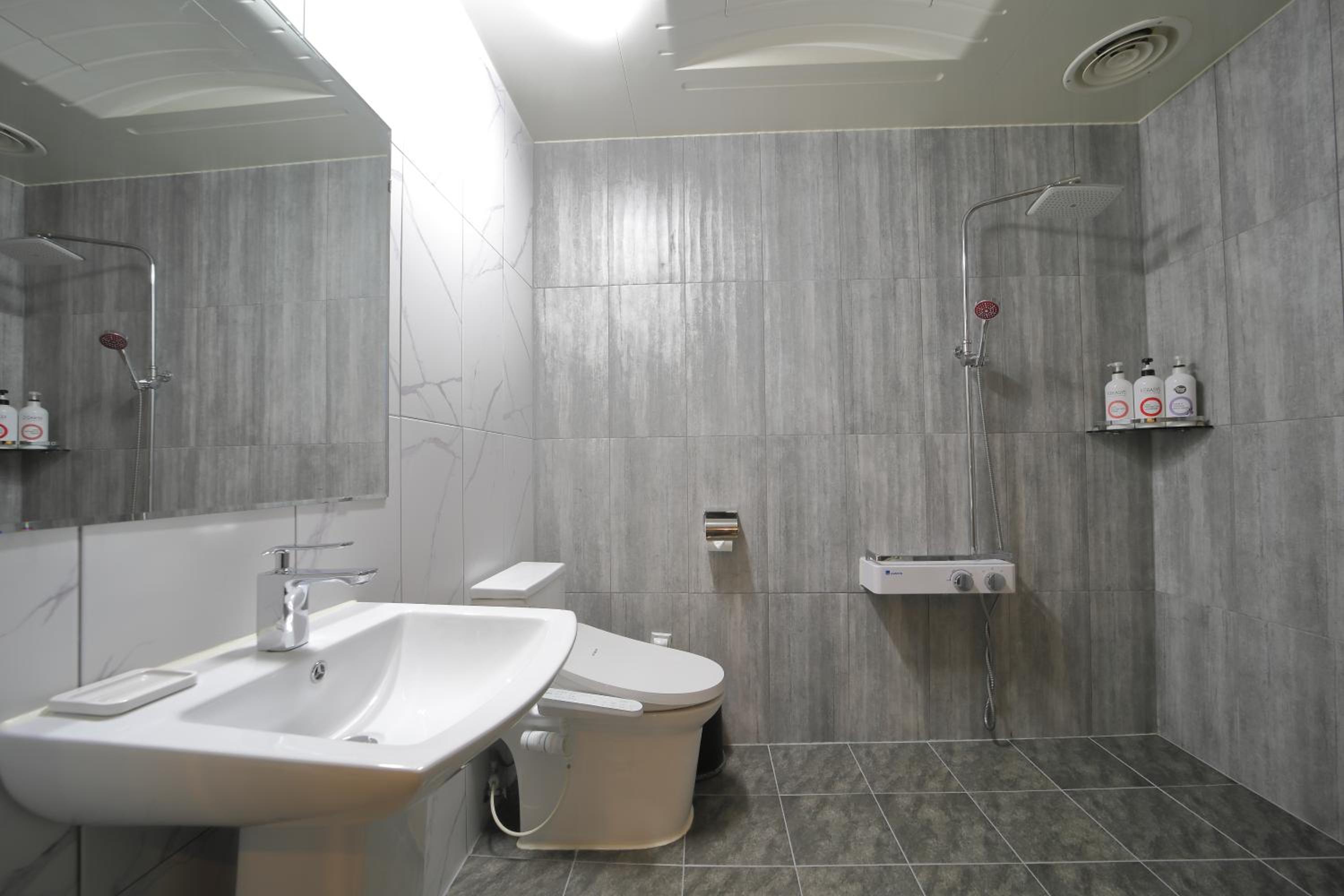 Standard Double Room - Photo 16