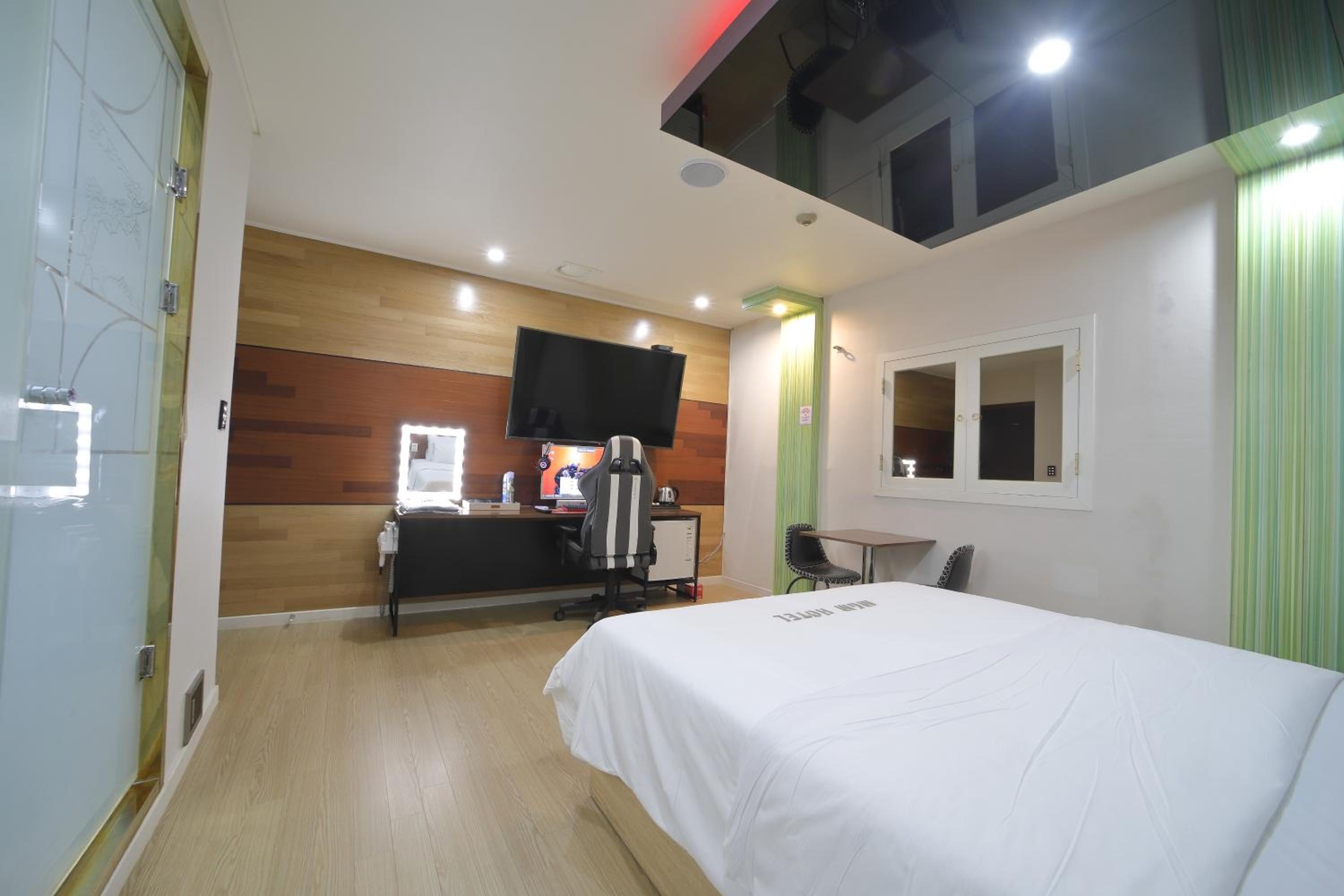 Standard Double Room - Photo 8