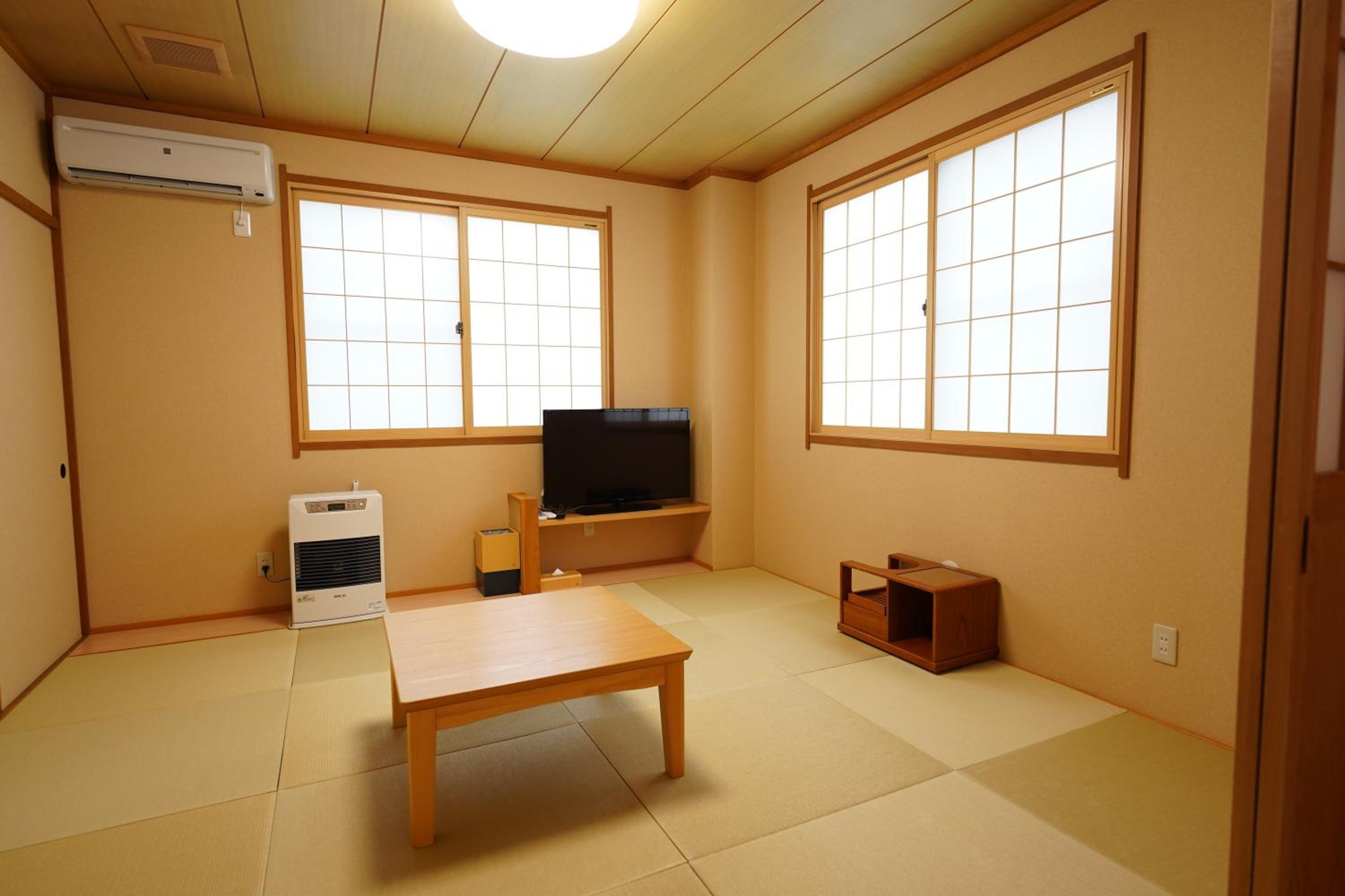 Standard Twin Room - Photo 4