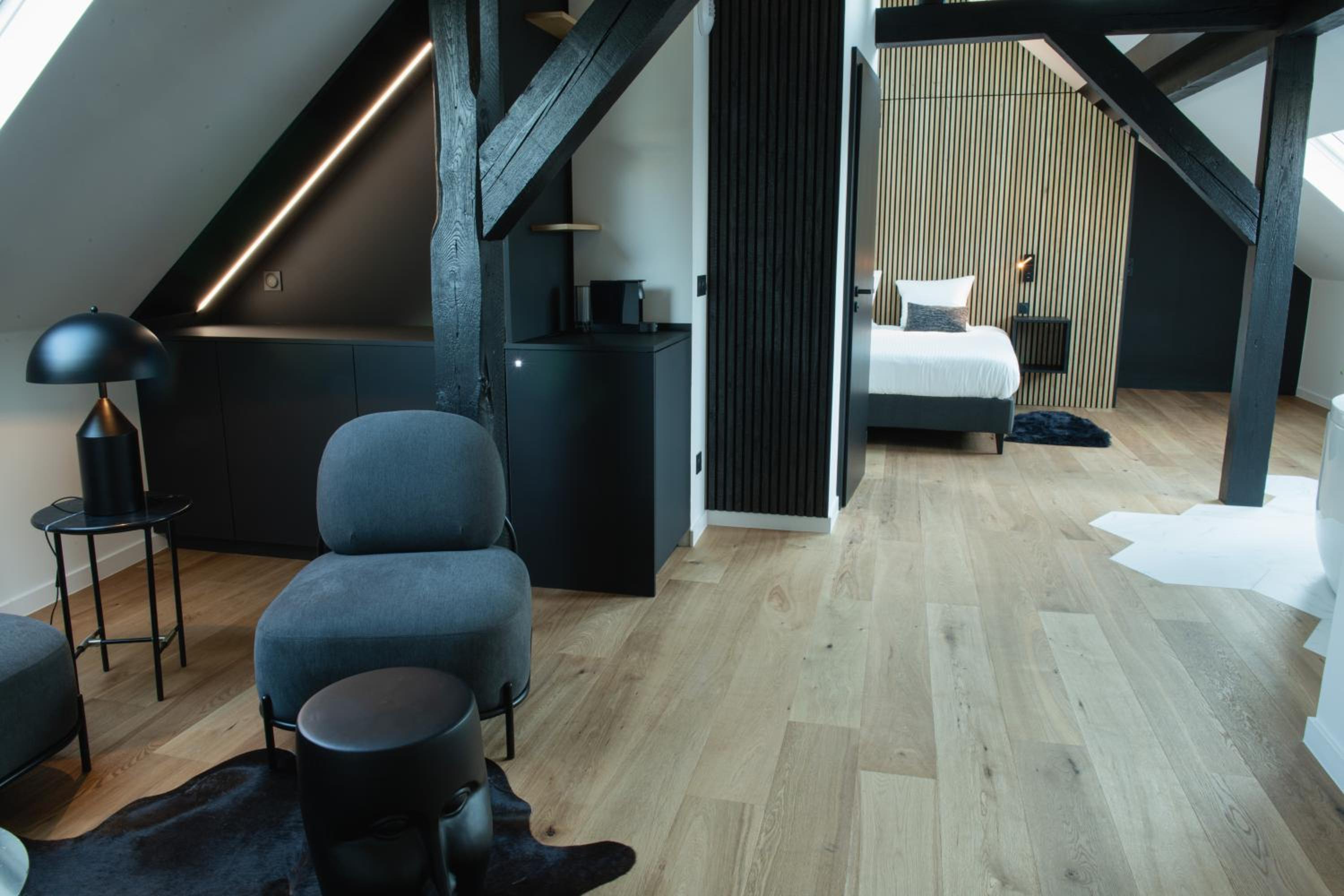 Suite with Hot Tub - Photo 2