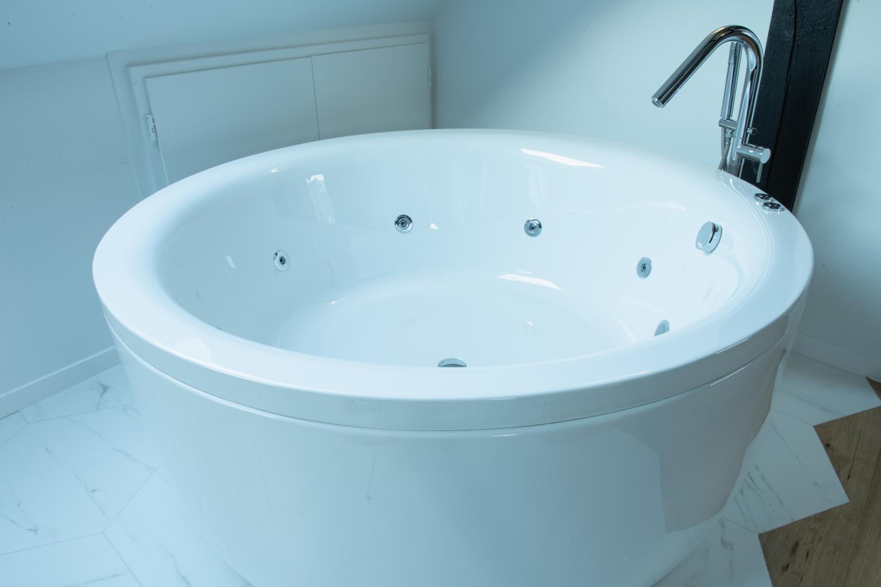 Suite with Hot Tub - Photo 10