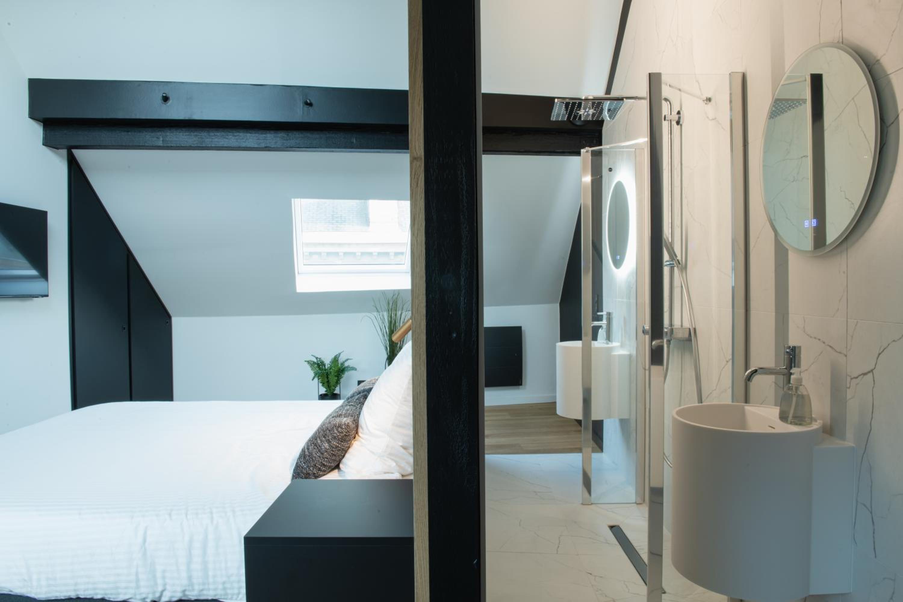 Suite with Hot Tub - Photo 8