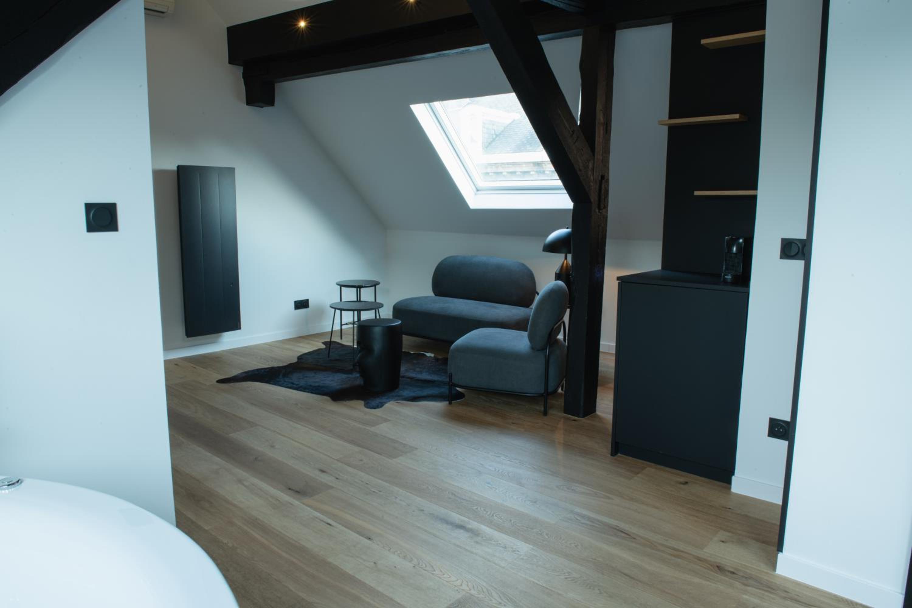 Suite with Hot Tub - Photo 7