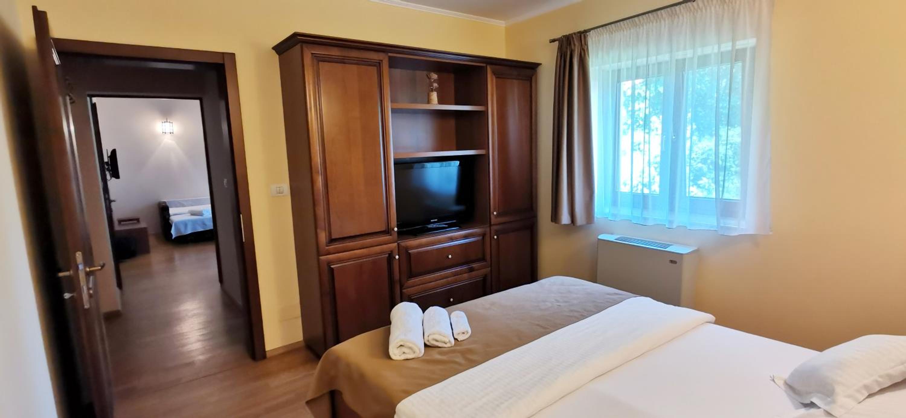 One-Bedroom Apartment - Photo 2