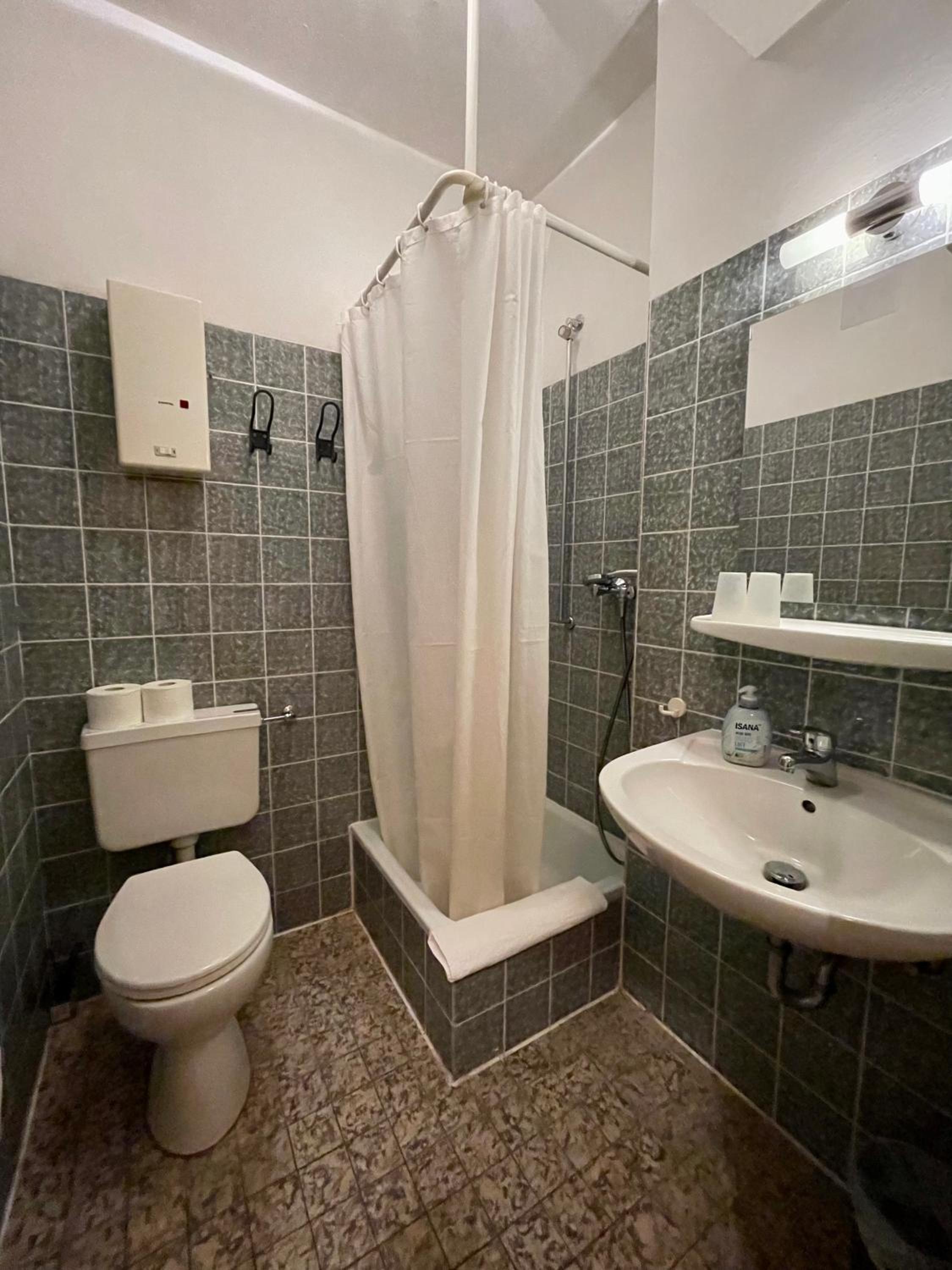 Standard Apartment - Ground Floor without Rhine River View/ Neighboring house - Photo 15